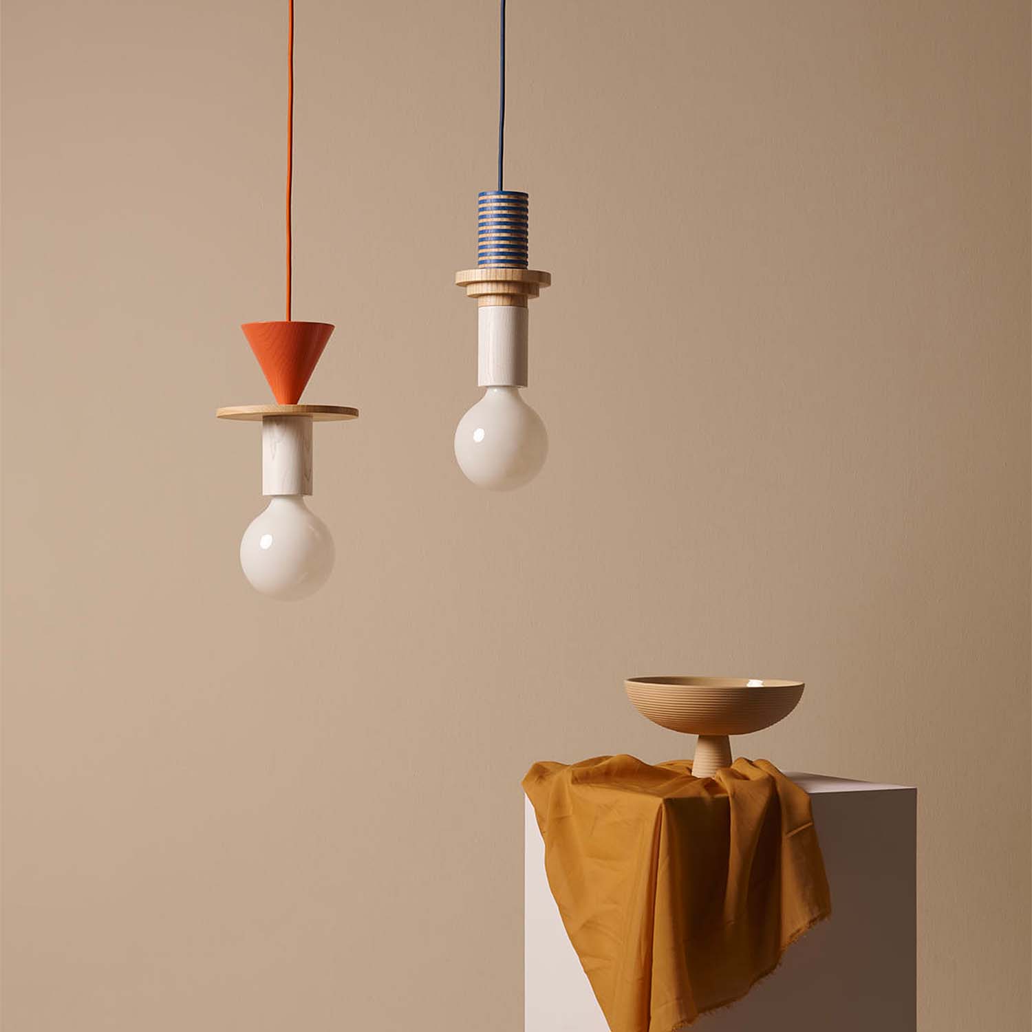 JUNIT - Hängelampe in Form eines spielerischen und bunten Kugelspiels