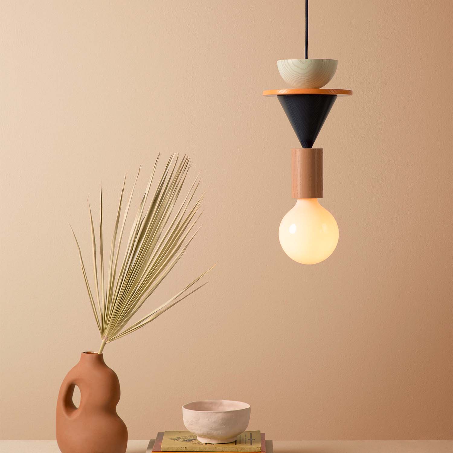 JUNIT - Hängelampe in Form eines spielerischen und bunten Kugelspiels