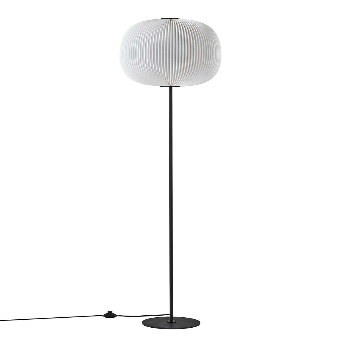 Le Klint LAMELLA – Stehleuchte aus Stahl und plissiertem PVC
