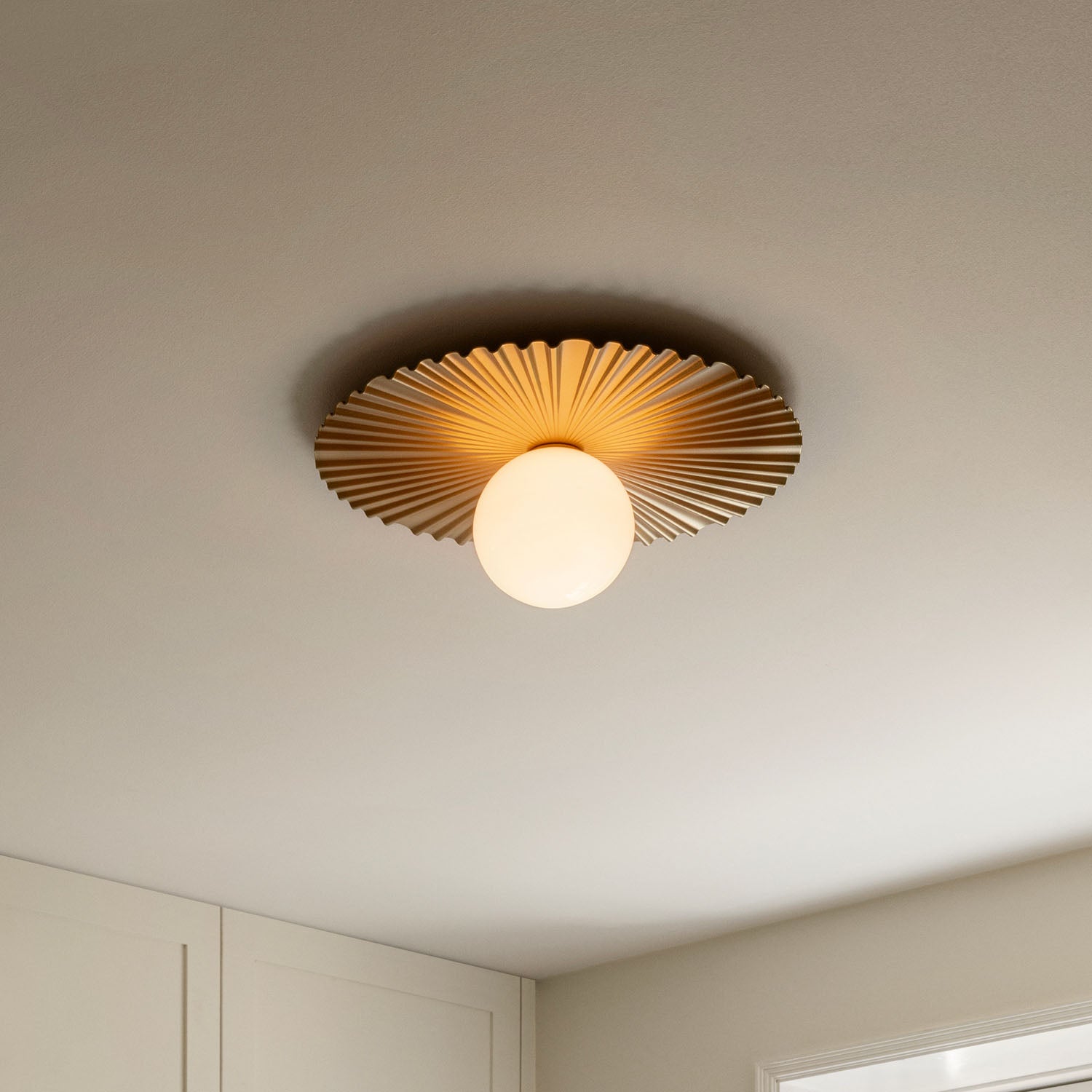 LIILA MUUSE - Настенный светильник в форме элегантного гофрированного цветка