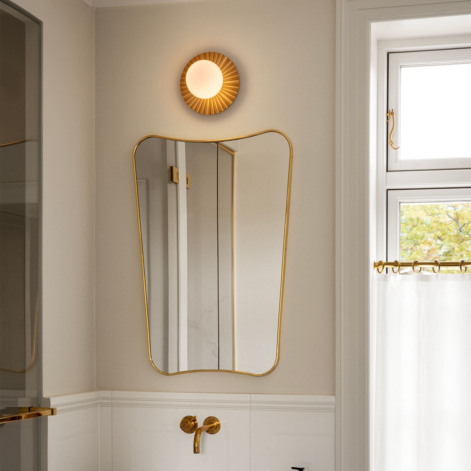 LIILA MUUSE - Настенный светильник в форме элегантного гофрированного цветка