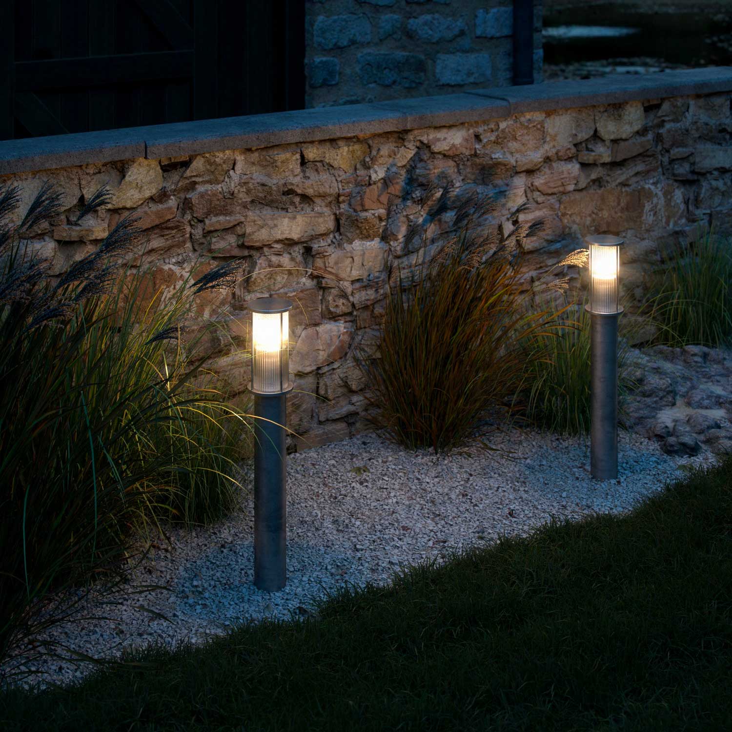 Linton - Poste de acero o latón moderno para iluminación de jardín