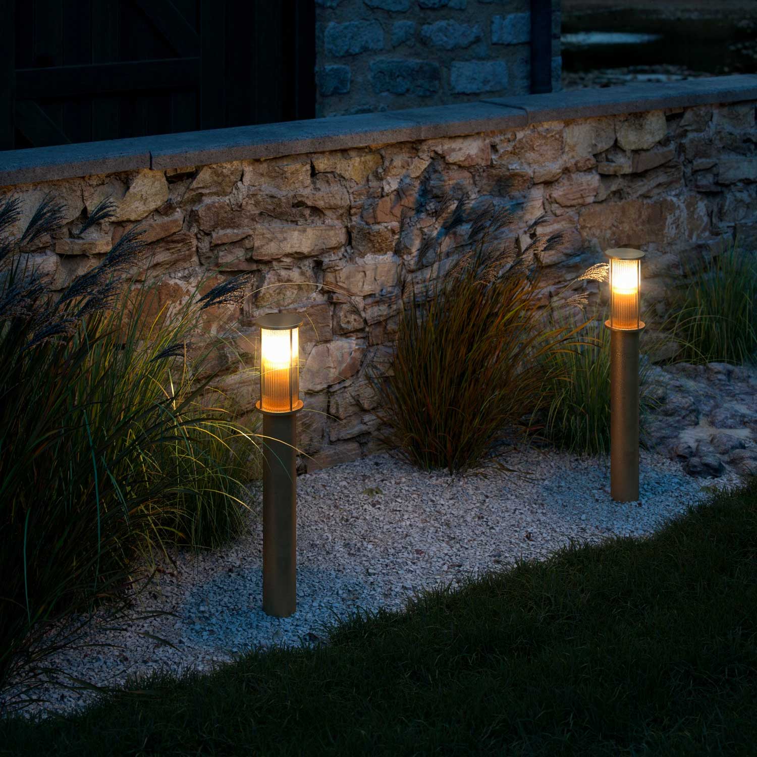 Linton - Poste de acero o latón moderno para iluminación de jardín