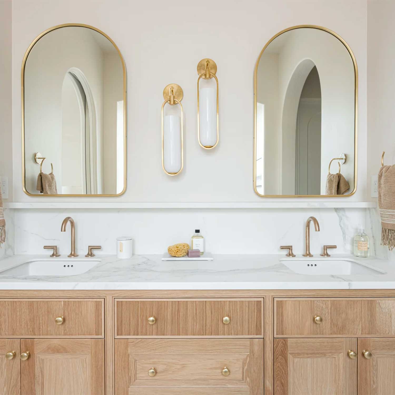 Lorimer - Applique murale LED dorée pour salon contemporain