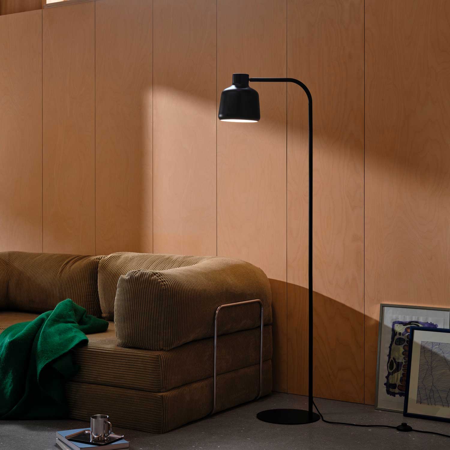 Louella - Lampadaire en métal noir moderne pour salon