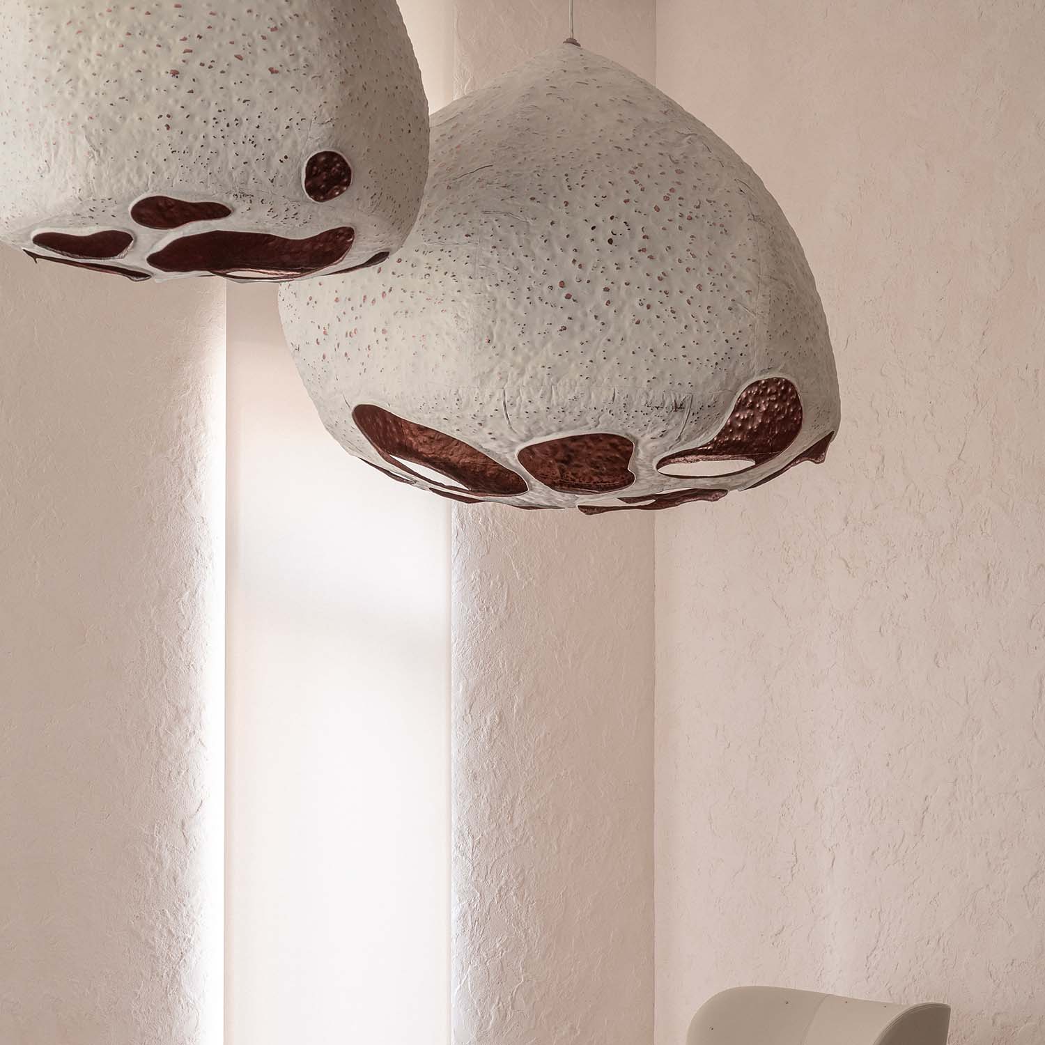 MAKIVKA - Industrielle Hängelampe aus Keramik oder Bronze