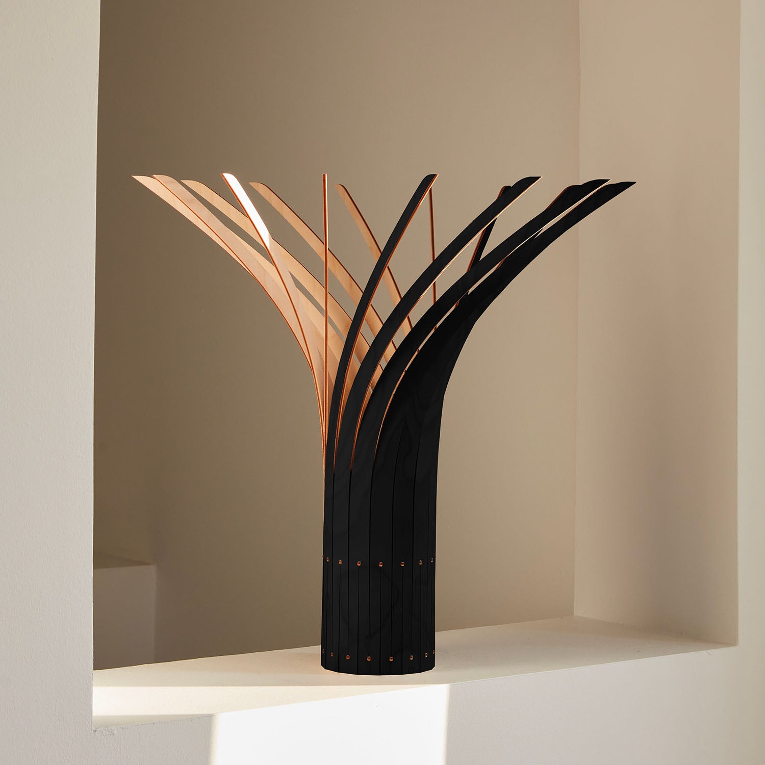 A Manitj - Lampe à poser en bois naturel forme de spirale