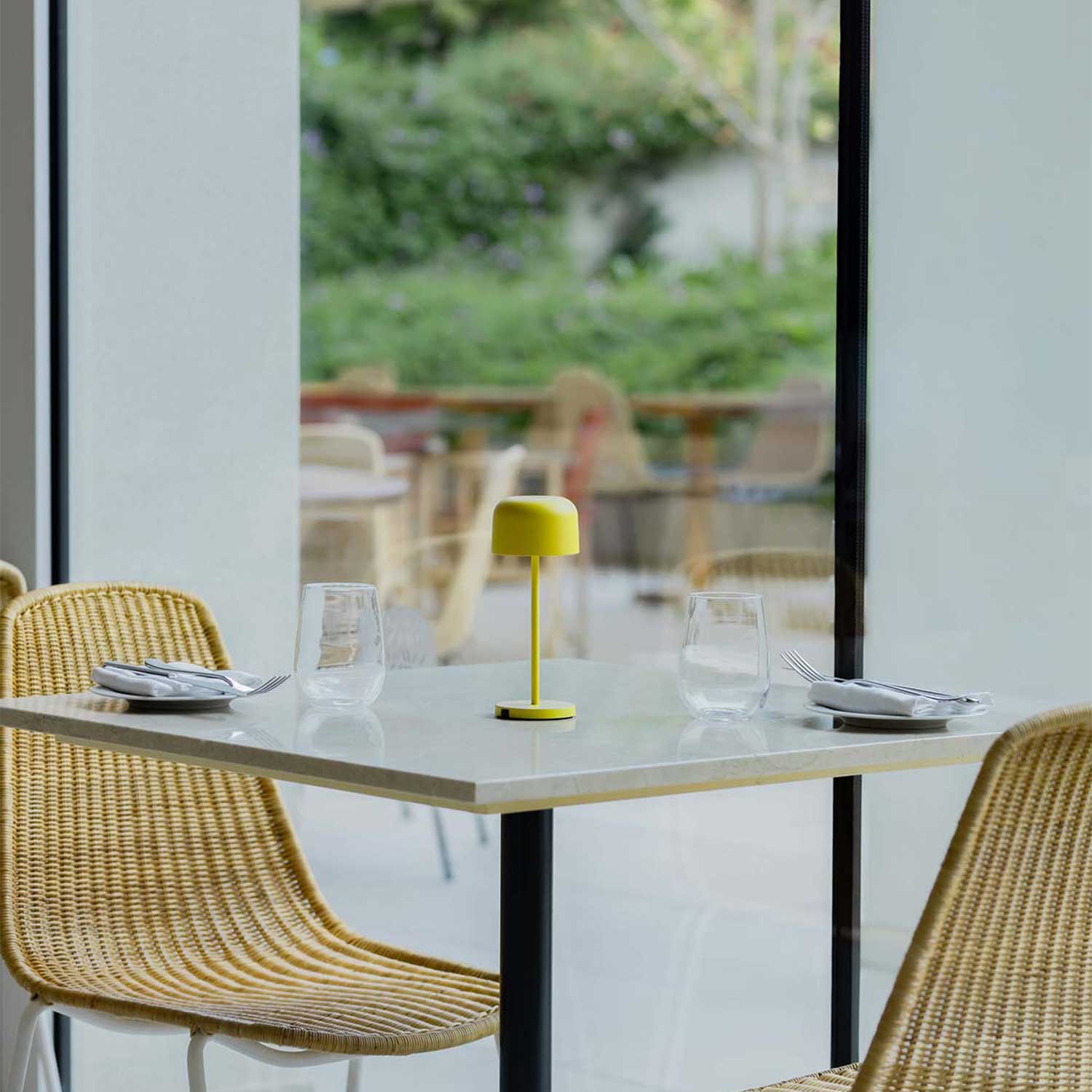 Мавис - дизайнерская беспроводная лампа для наружного стола