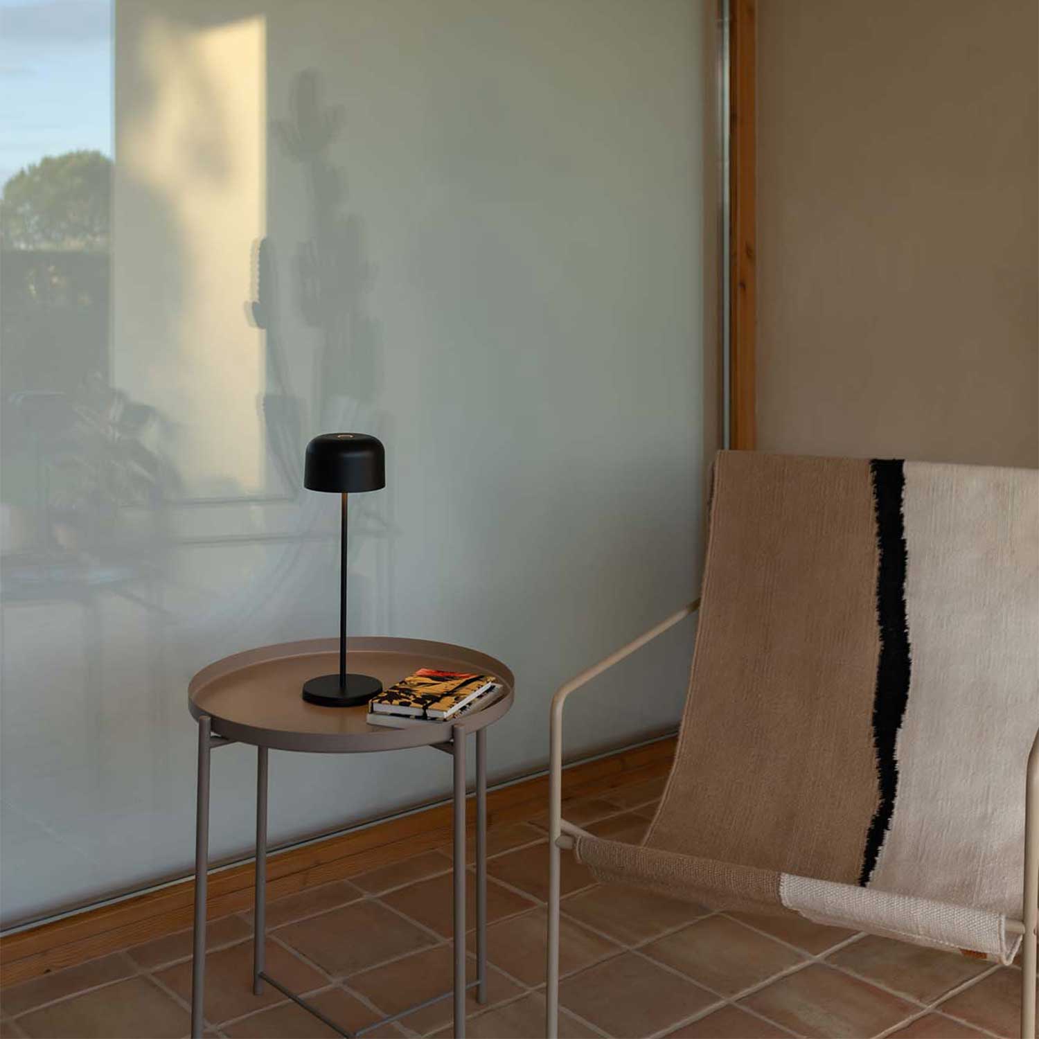 Мавис - дизайнерская беспроводная лампа для наружного стола