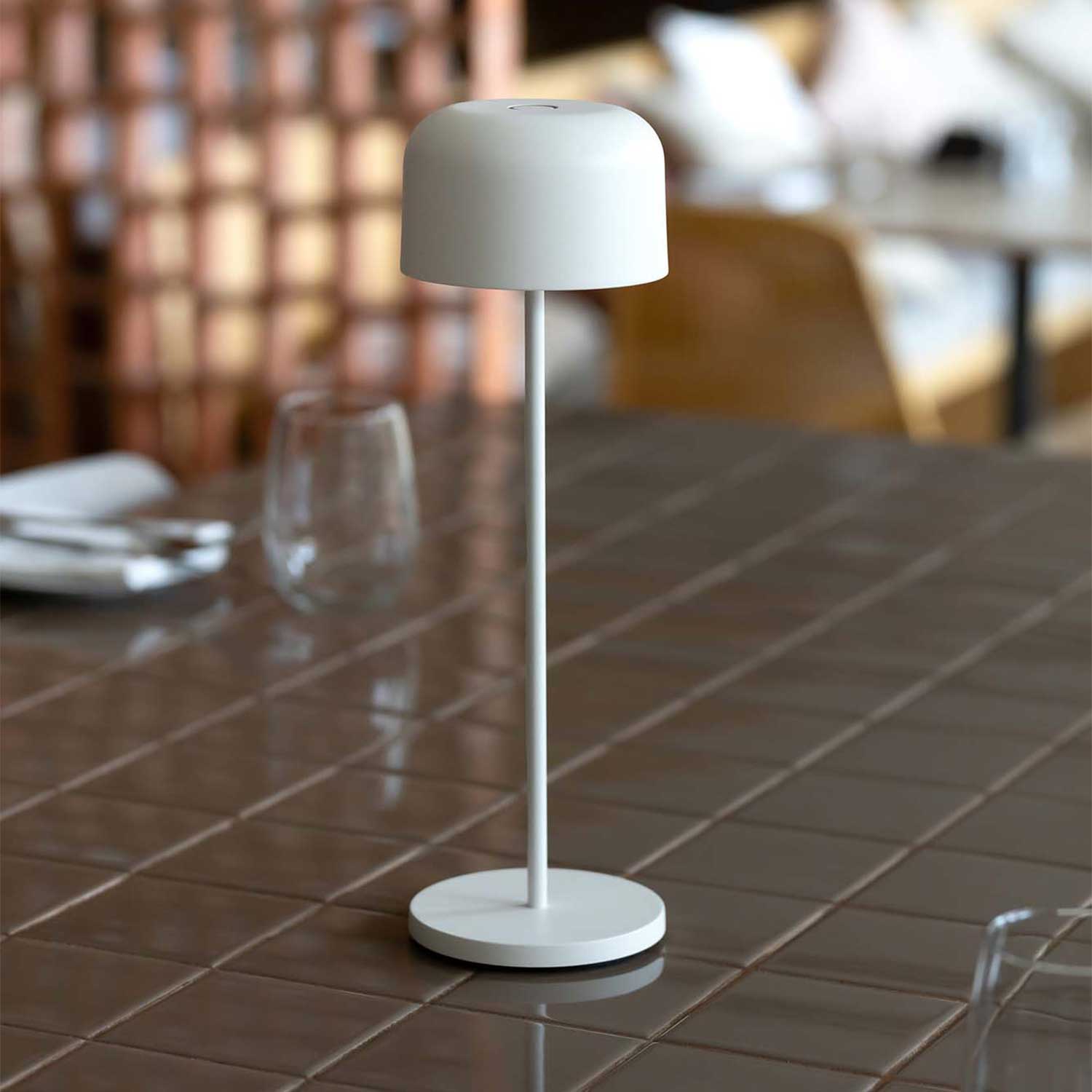 Мавис - дизайнерская беспроводная лампа для наружного стола