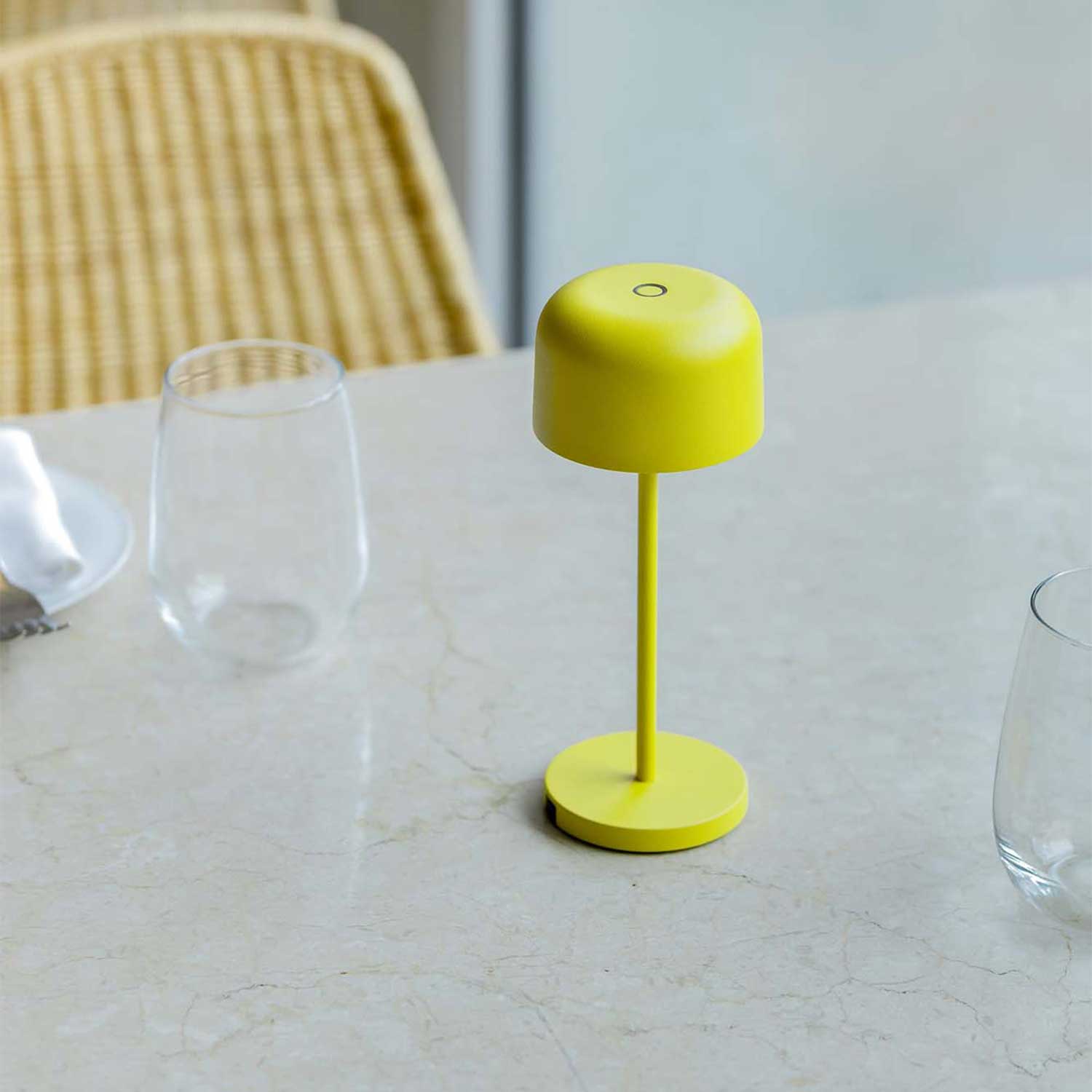 Мавис - дизайнерская беспроводная лампа для наружного стола