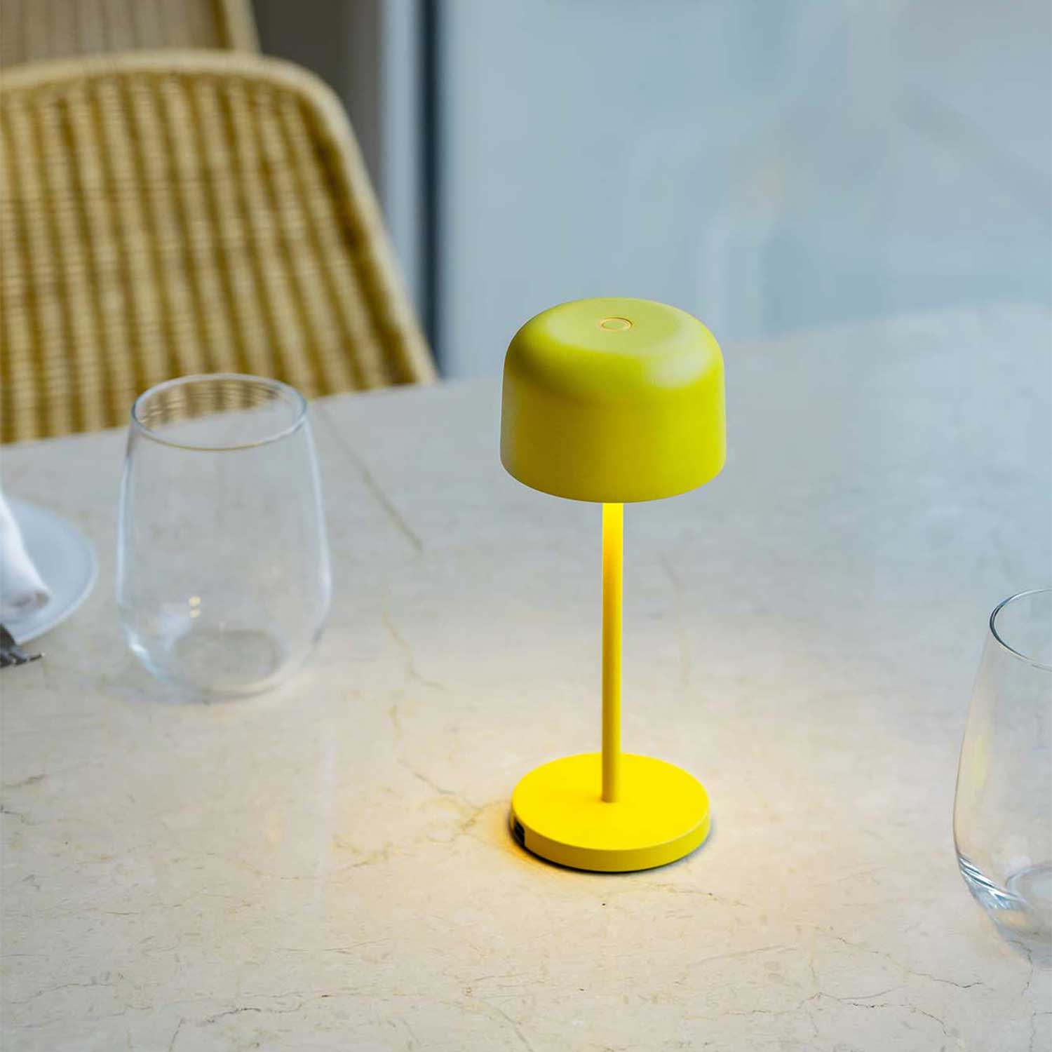 Мавис - дизайнерская беспроводная лампа для наружного стола