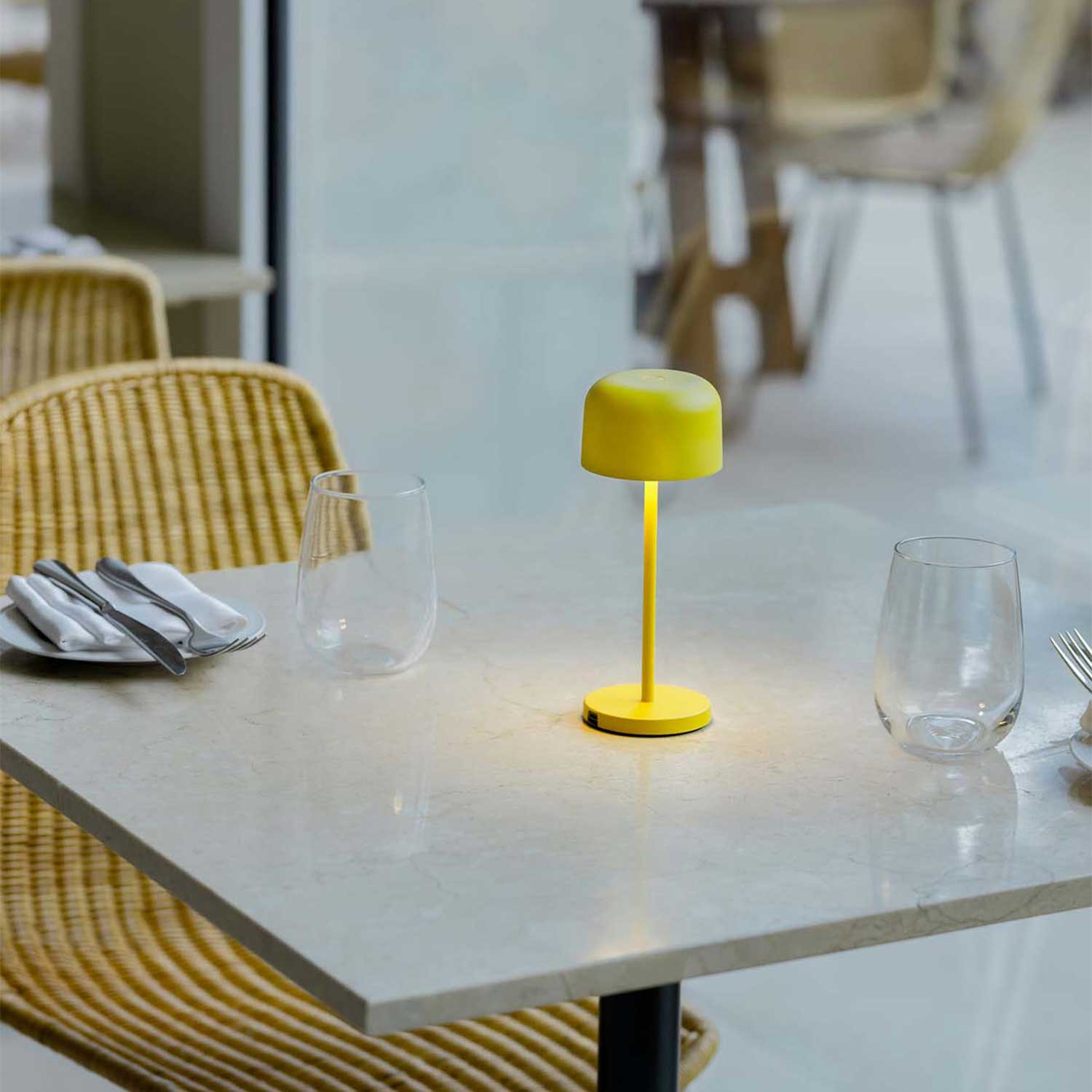 Мавис - дизайнерская беспроводная лампа для наружного стола