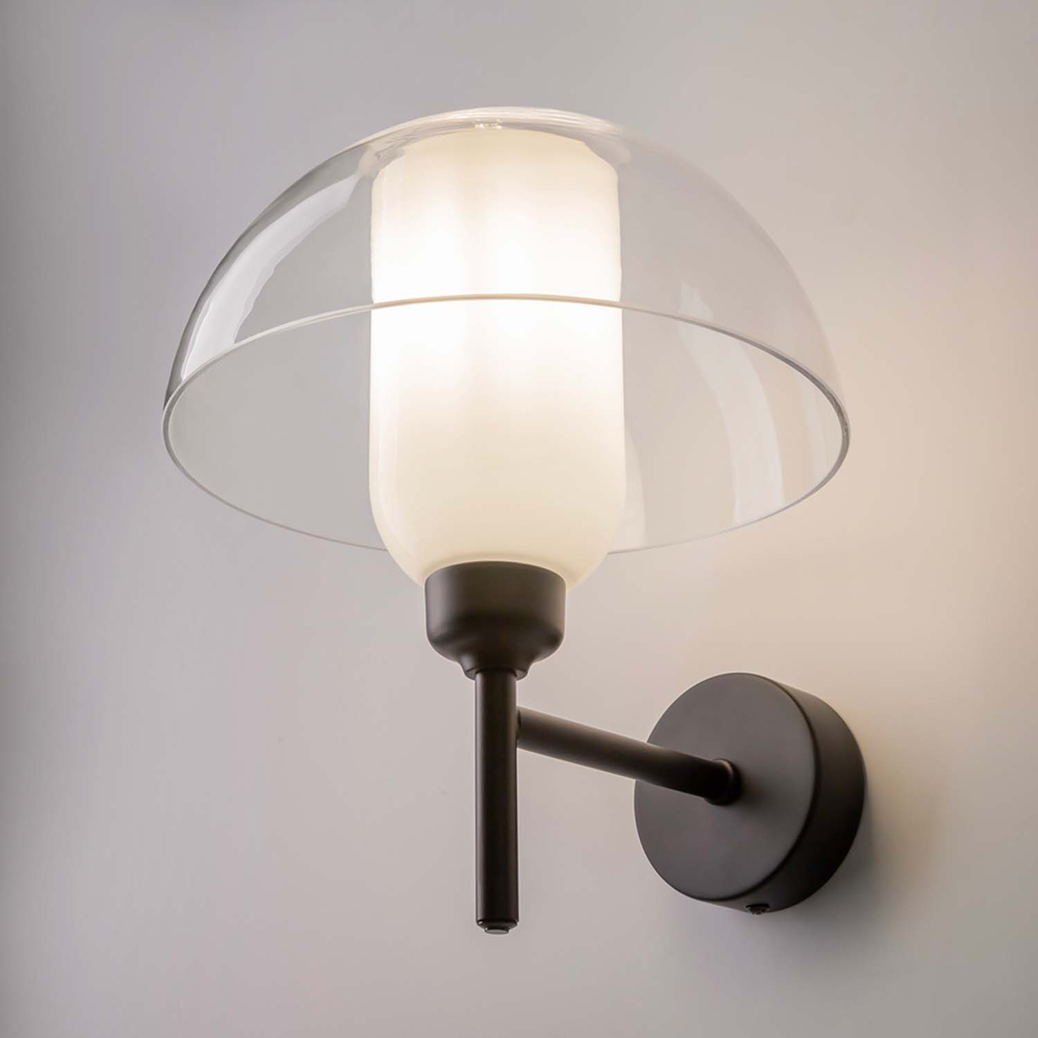 MEMORY - Schwarze schicke Wandleuchte und weiße Glaskuppel