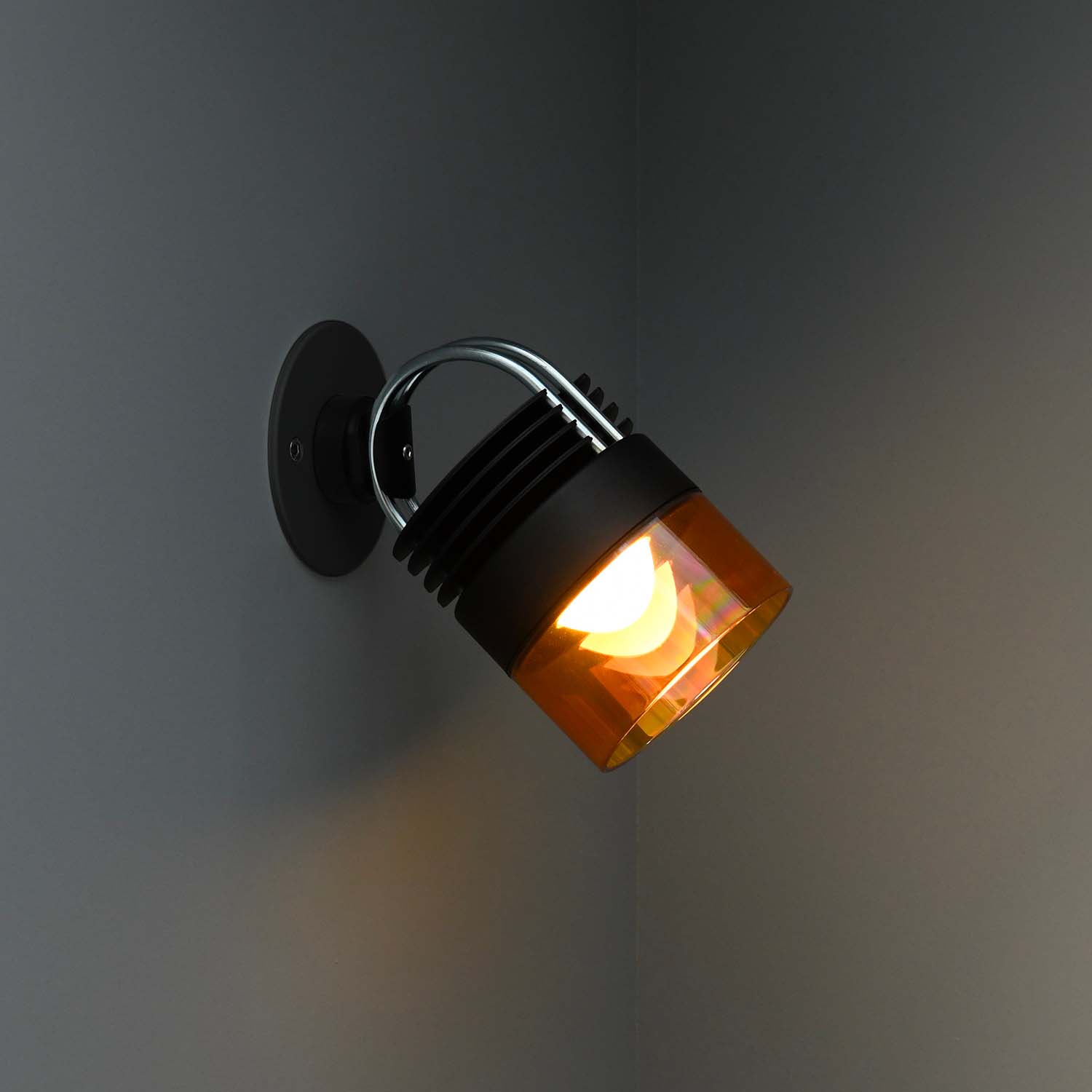 MOD Glass - современный настенный светильник из стали и стекла в механическом дизайне