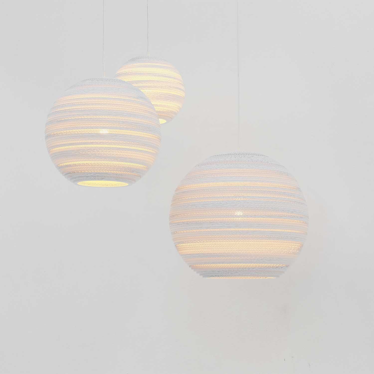Scraplights Moon - Grande suspension boule en carton pour salon