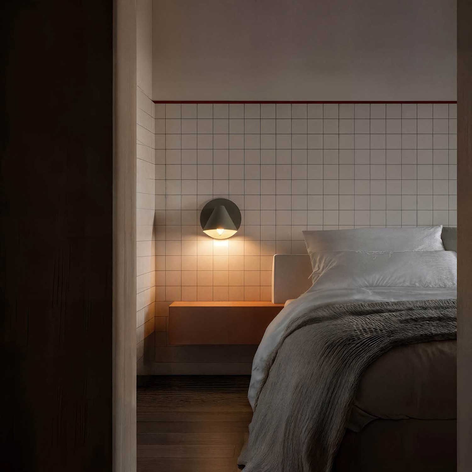 Noon - современный белый настенный светильник для прикроватной зоны с выключателем