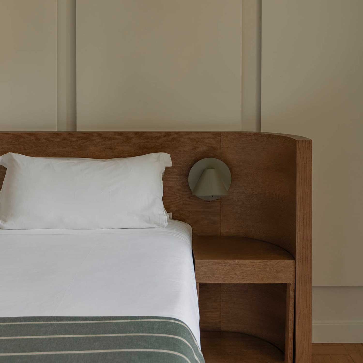 Noon - современный белый настенный светильник для прикроватной зоны с выключателем