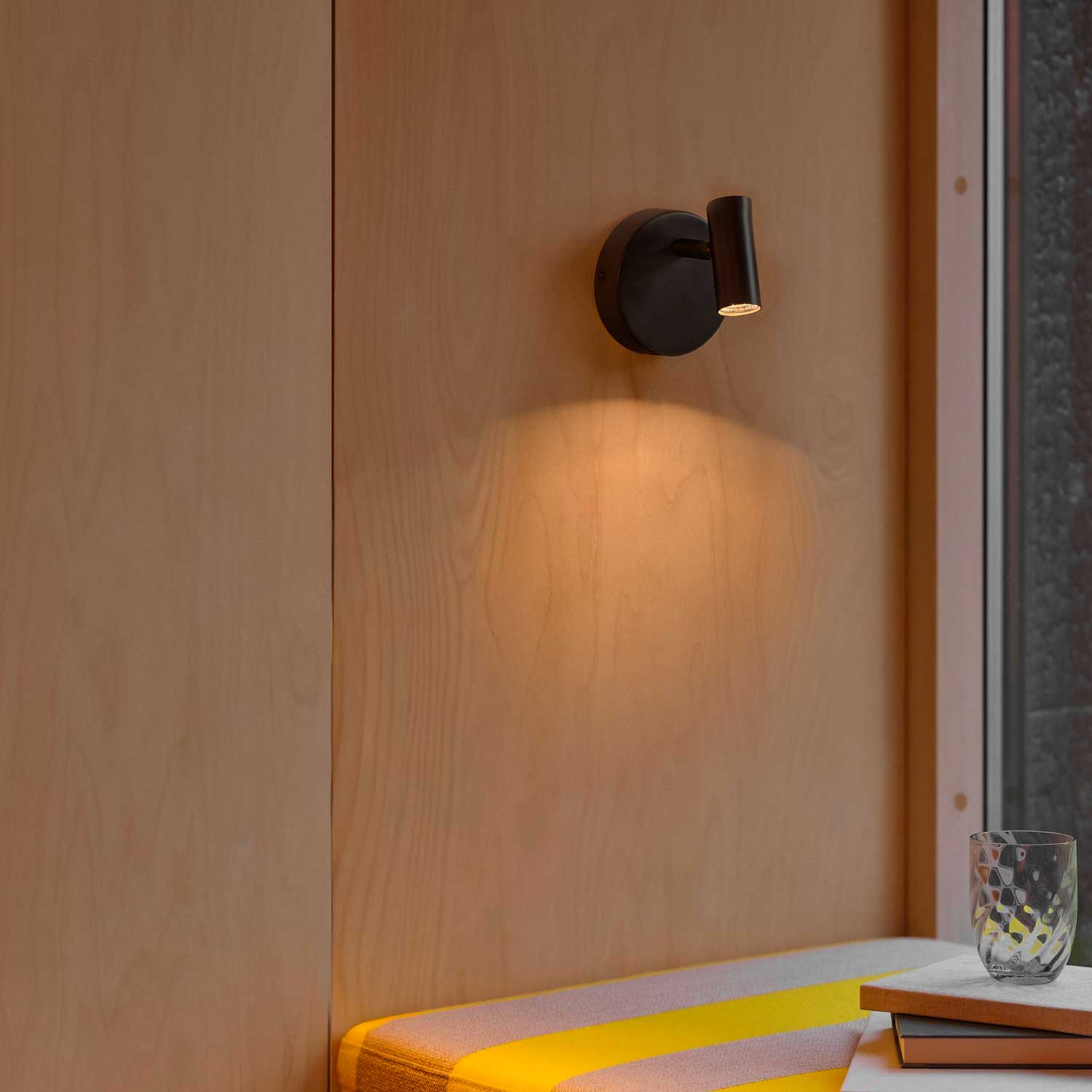 Omari - Applique murale LED liseuse en acier pour chambre moderne