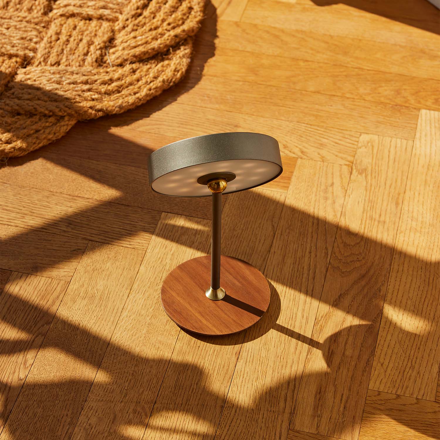 ON THE MOVE - Lampada da tavolo nomade design senza fili orientabile