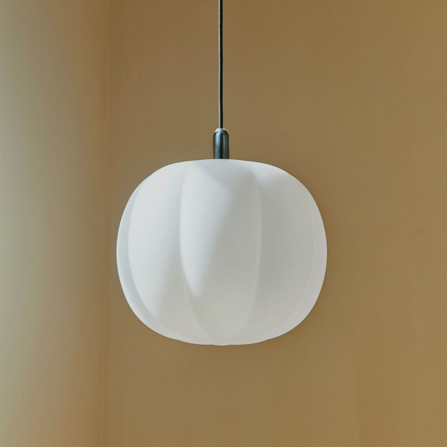 PEPO - Sospensione zucca in vetro soffiato bianco opaco