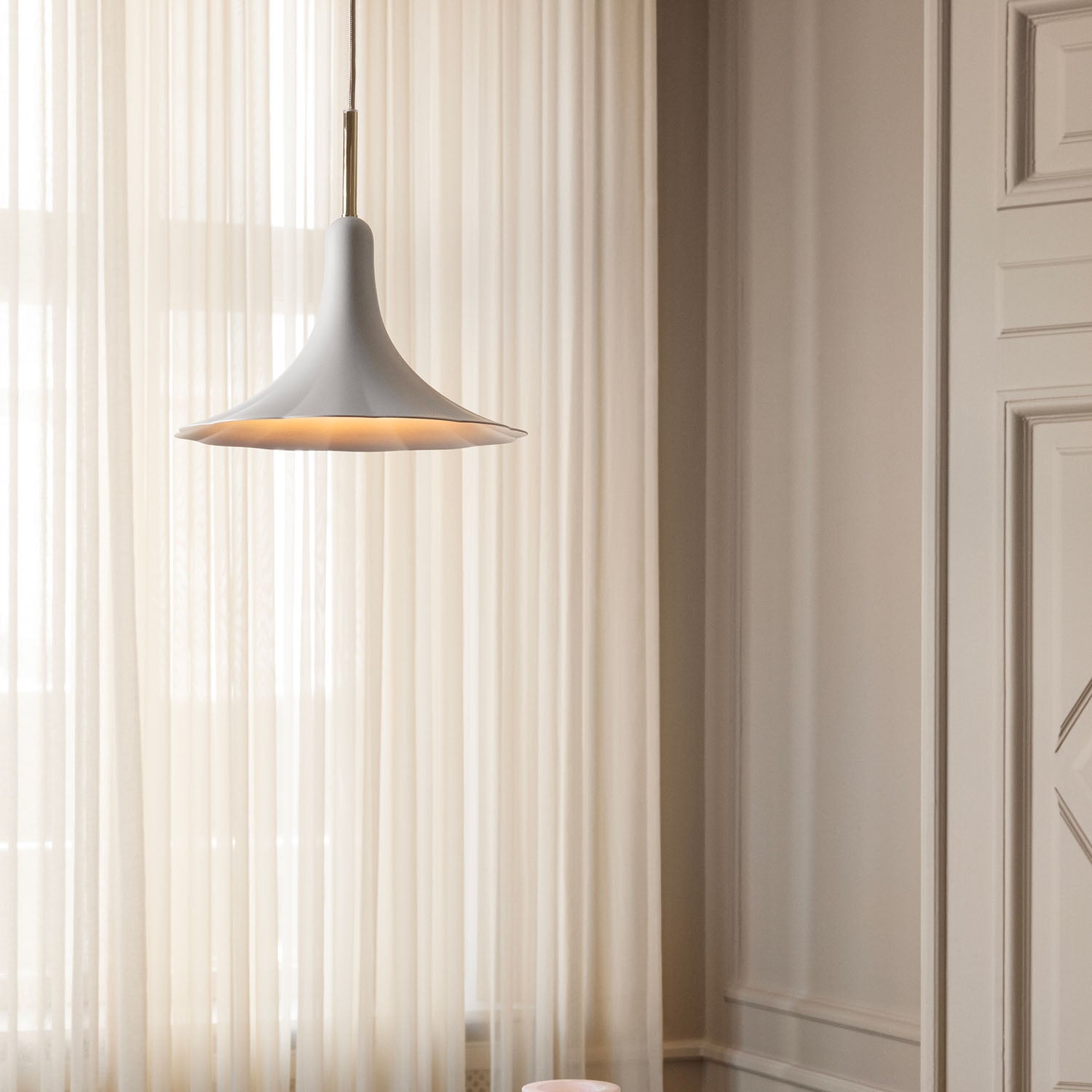 PETALII 1 - Элегантная подвеска белый цветок и полированное золото