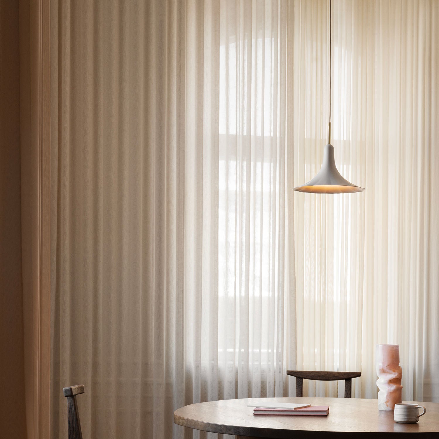 PETALII 1 - Элегантная подвеска белый цветок и полированное золото