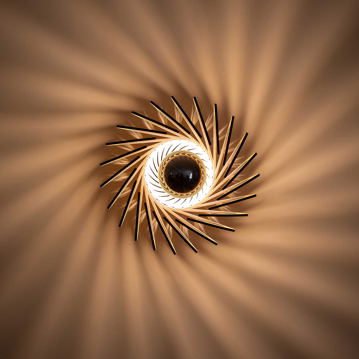 Pianumayo - Spiral wall sconce in natural wood