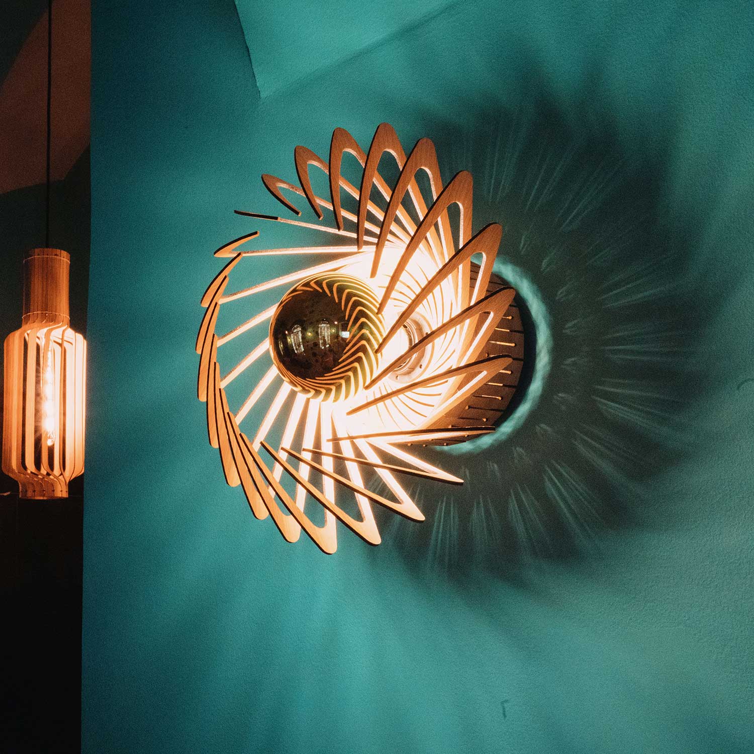 Pianumayo - Spiral wall sconce in natural wood