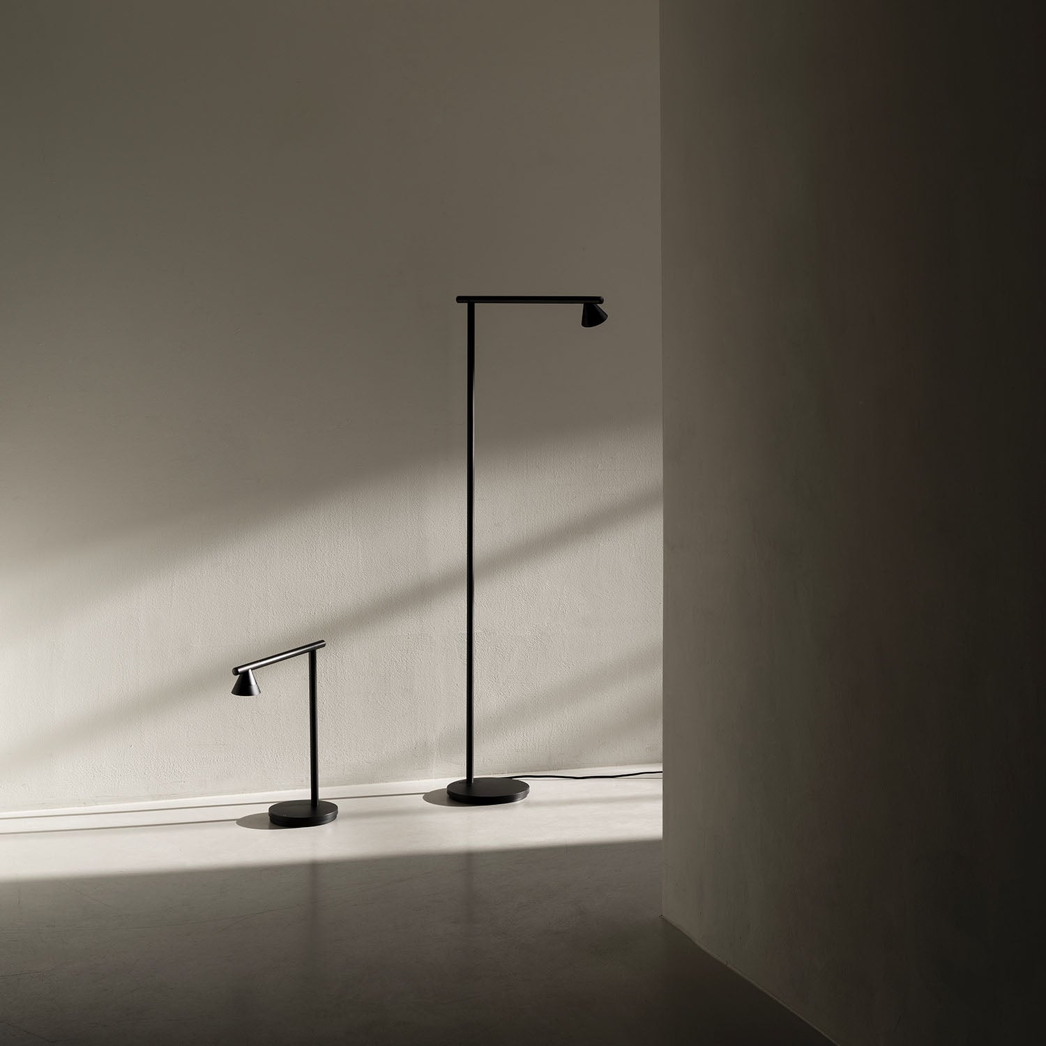PROBE - Floor lamp with black conical spotlight