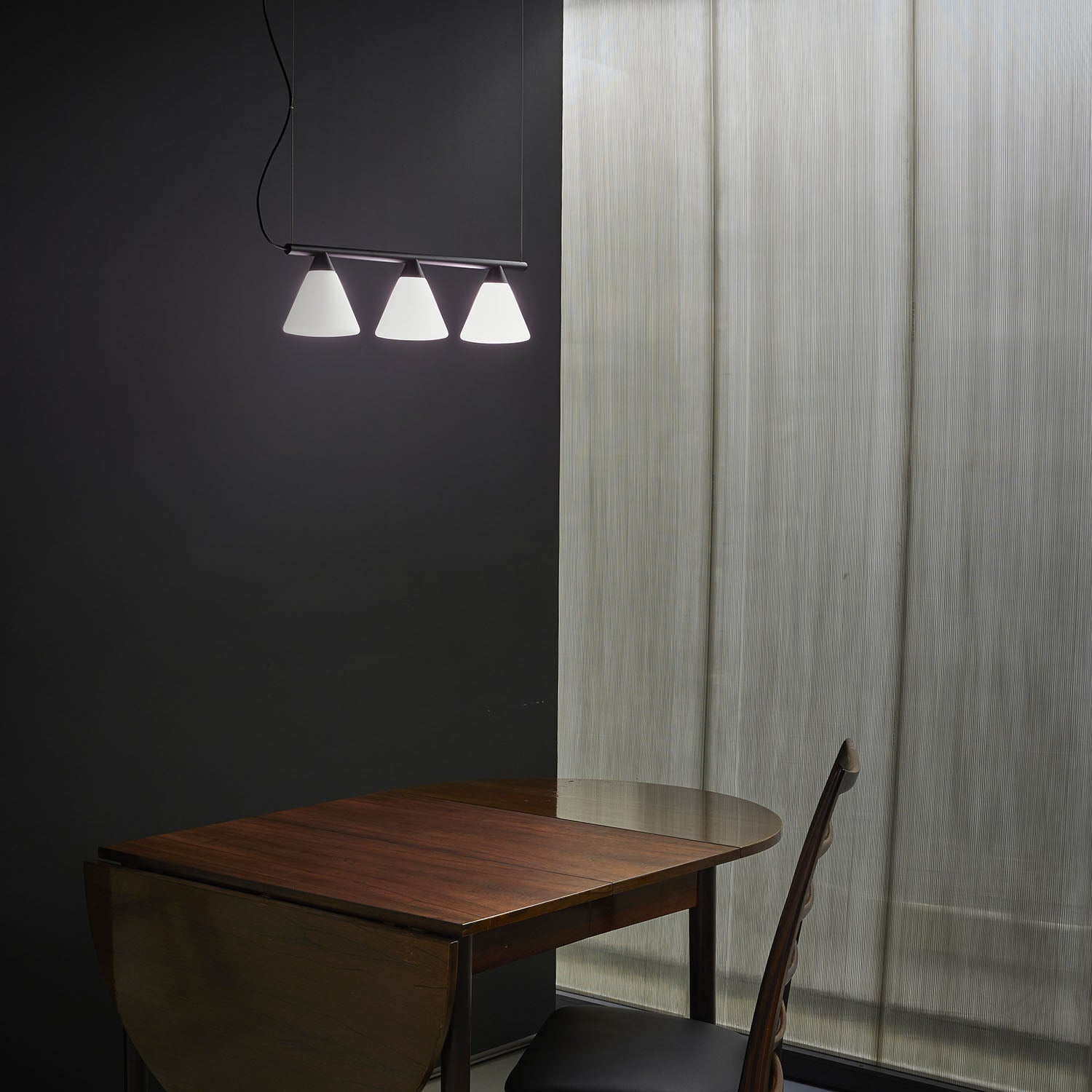 PROBE - Suspension avec des cônes en verre opaque