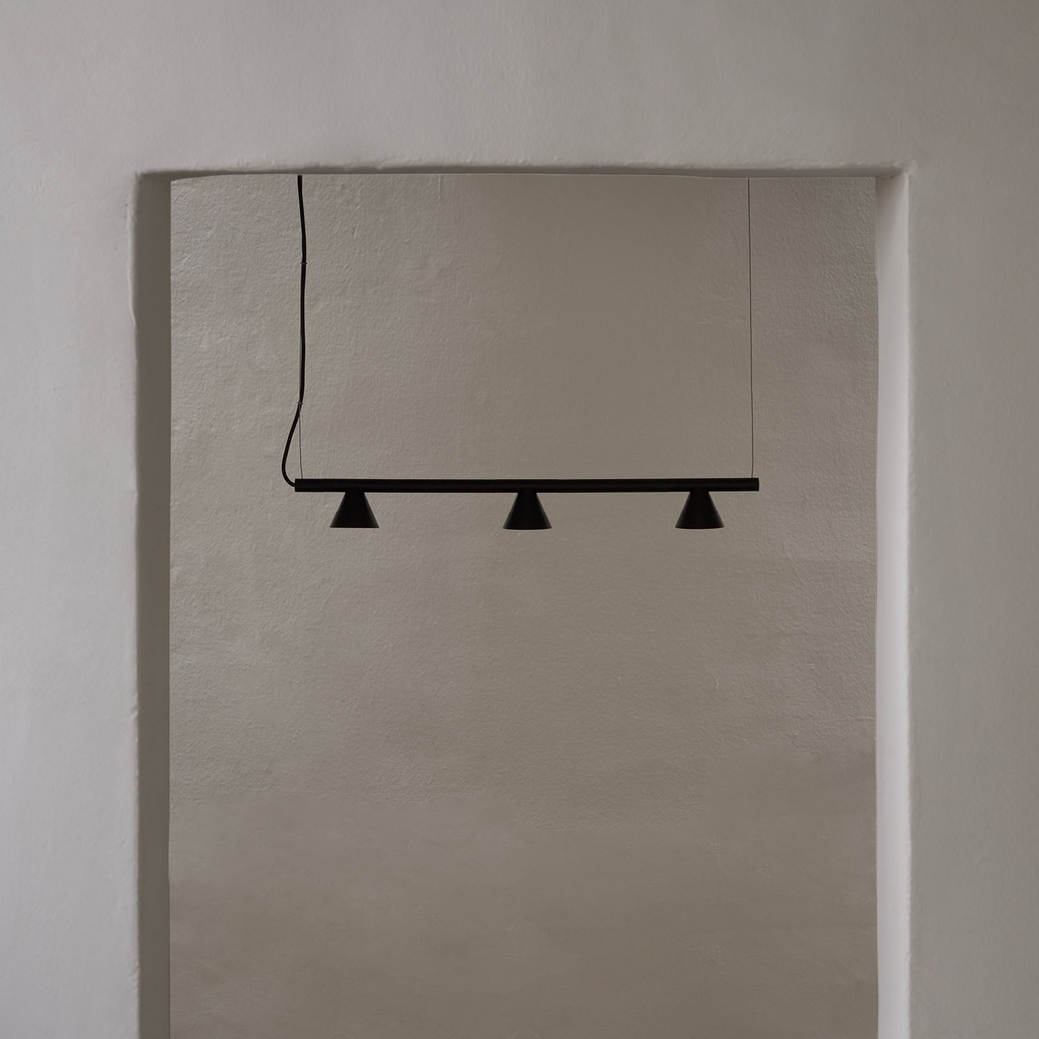 PROBE - Black spot rail suspension for island or table