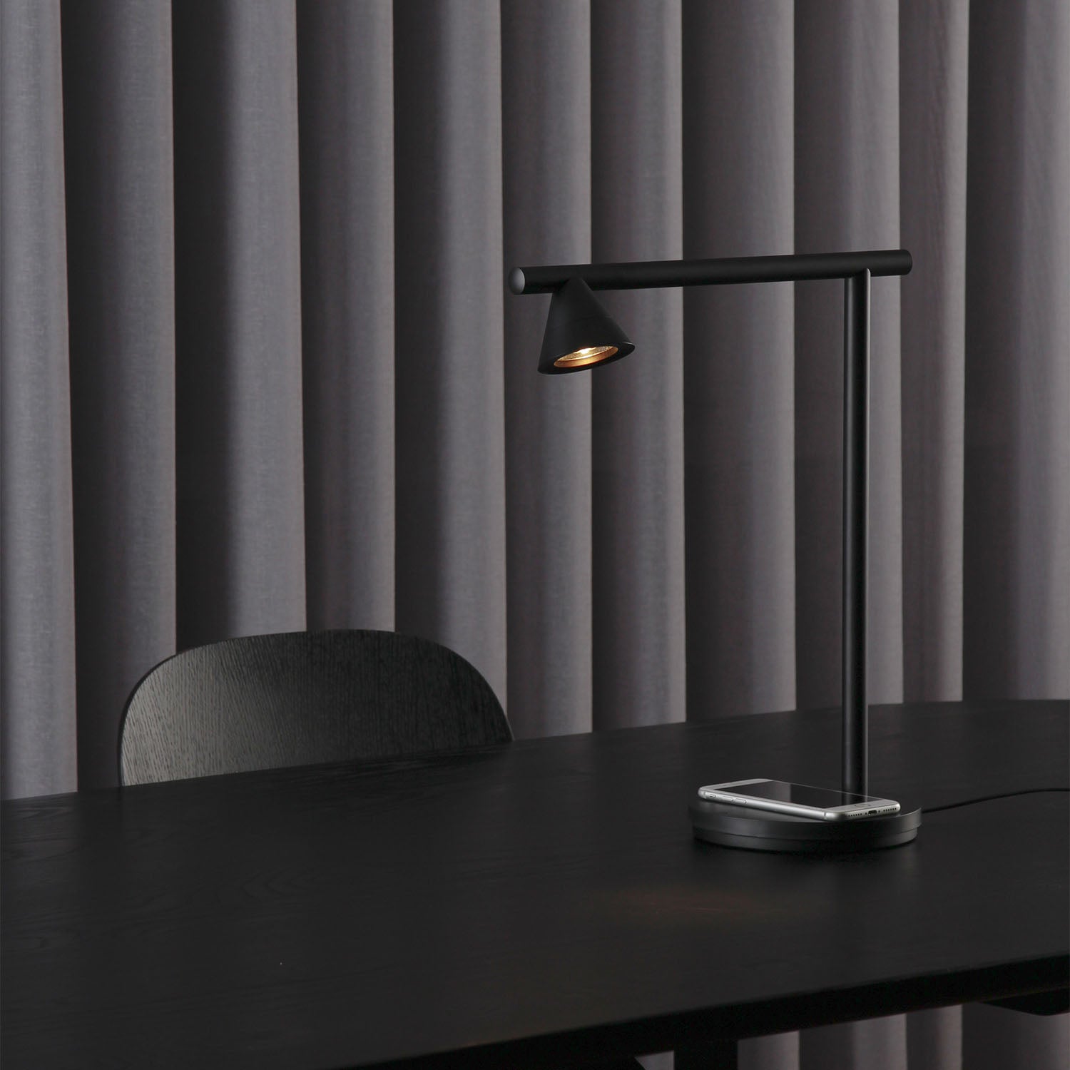 PROBE - Wireless induction charger lamp design