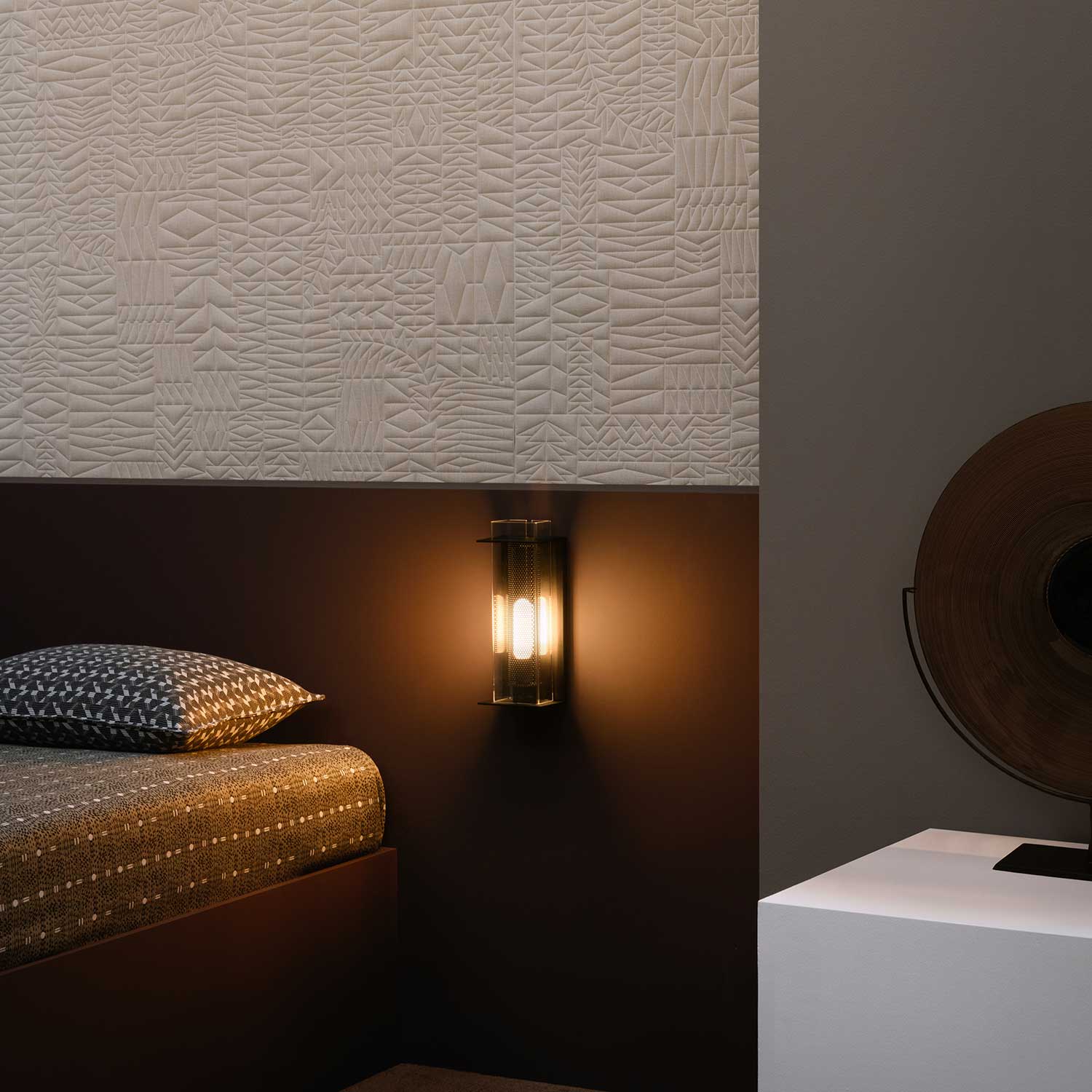 QUADRATUBE W1 - Modern black LED wall sconce