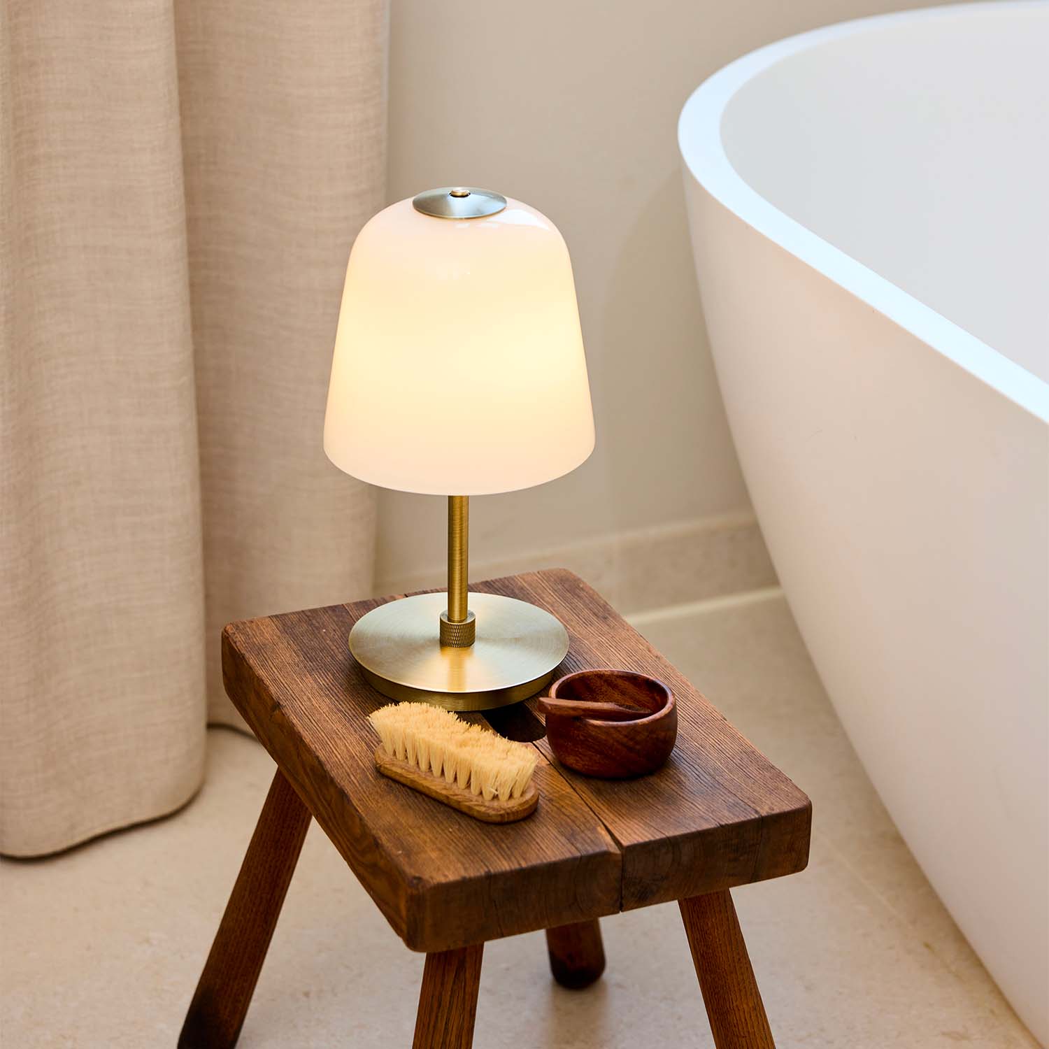 ROOM 49 - Lampe nomade en verre soufflé et laiton