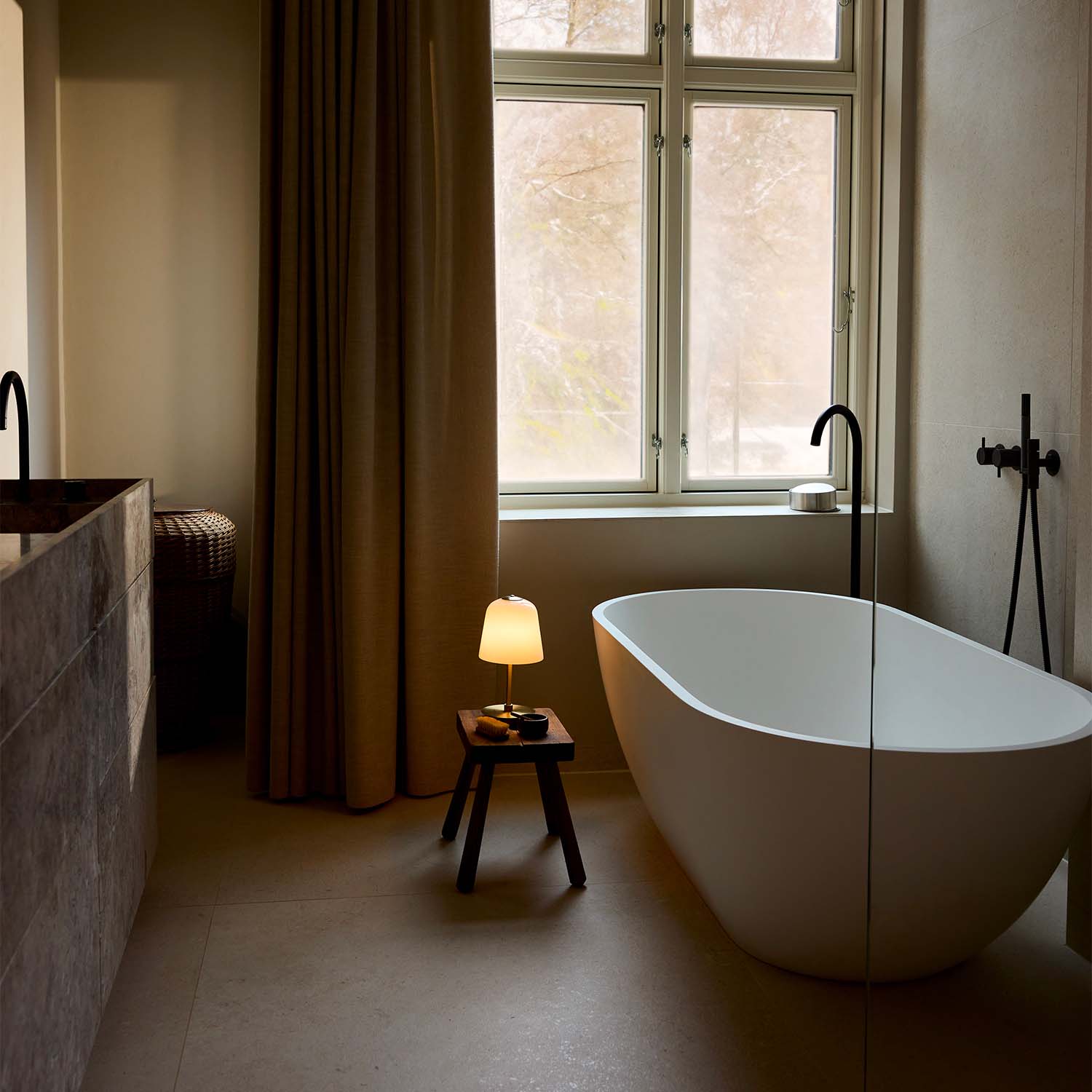 ROOM 49 - Nomadic lamp in blown glass and brass