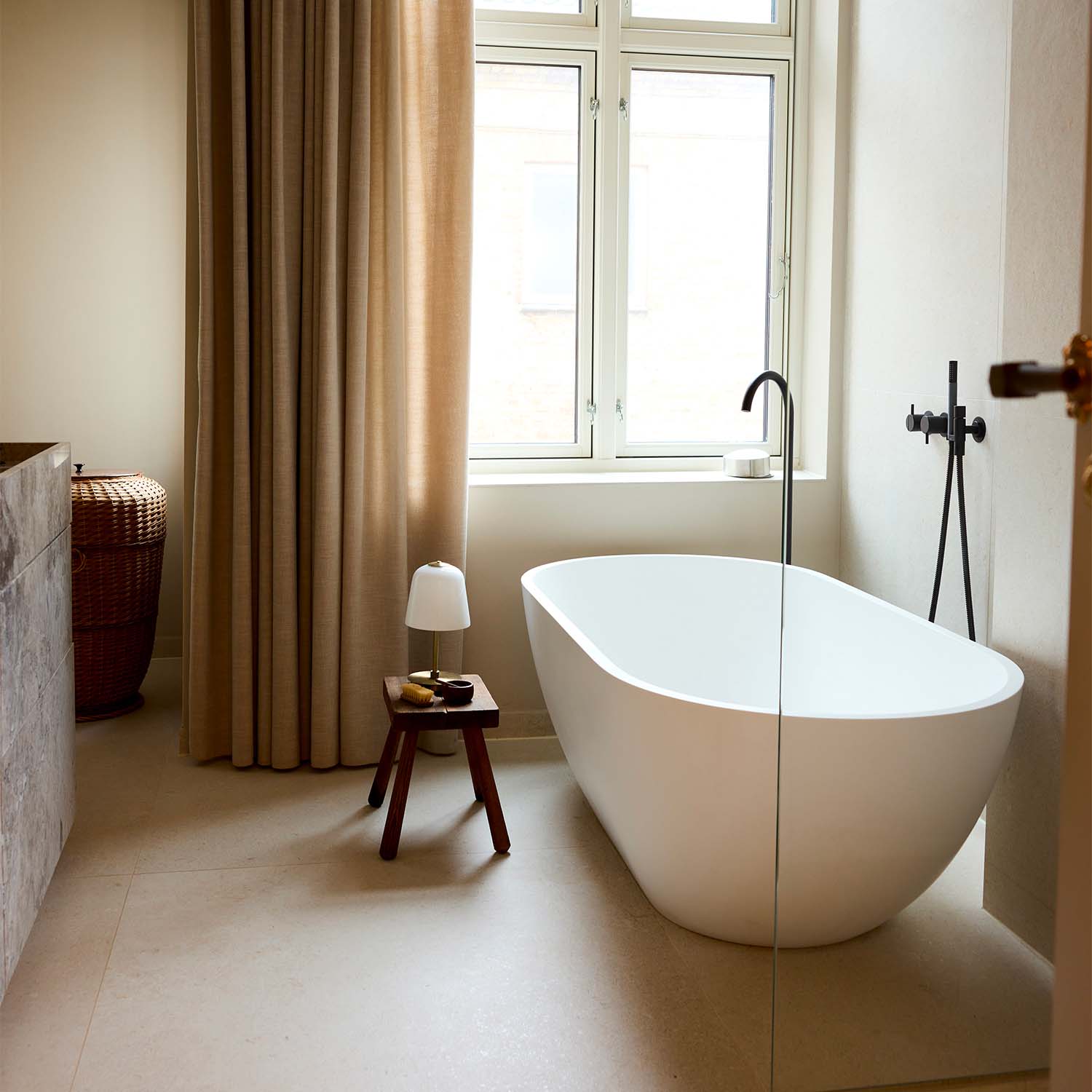 ROOM 49 - Nomadic lamp in blown glass and brass