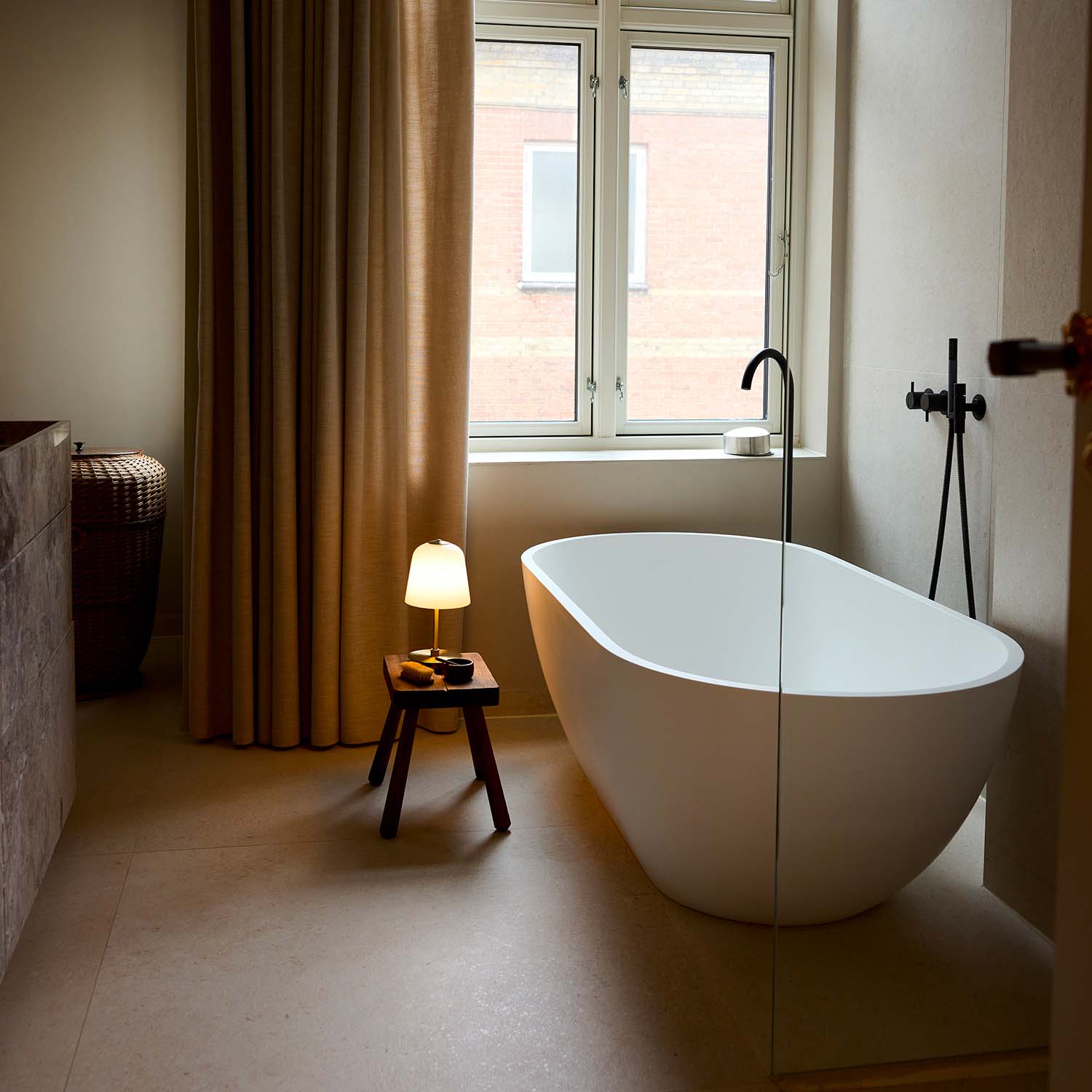 ROOM 49 - Nomadic lamp in blown glass and brass