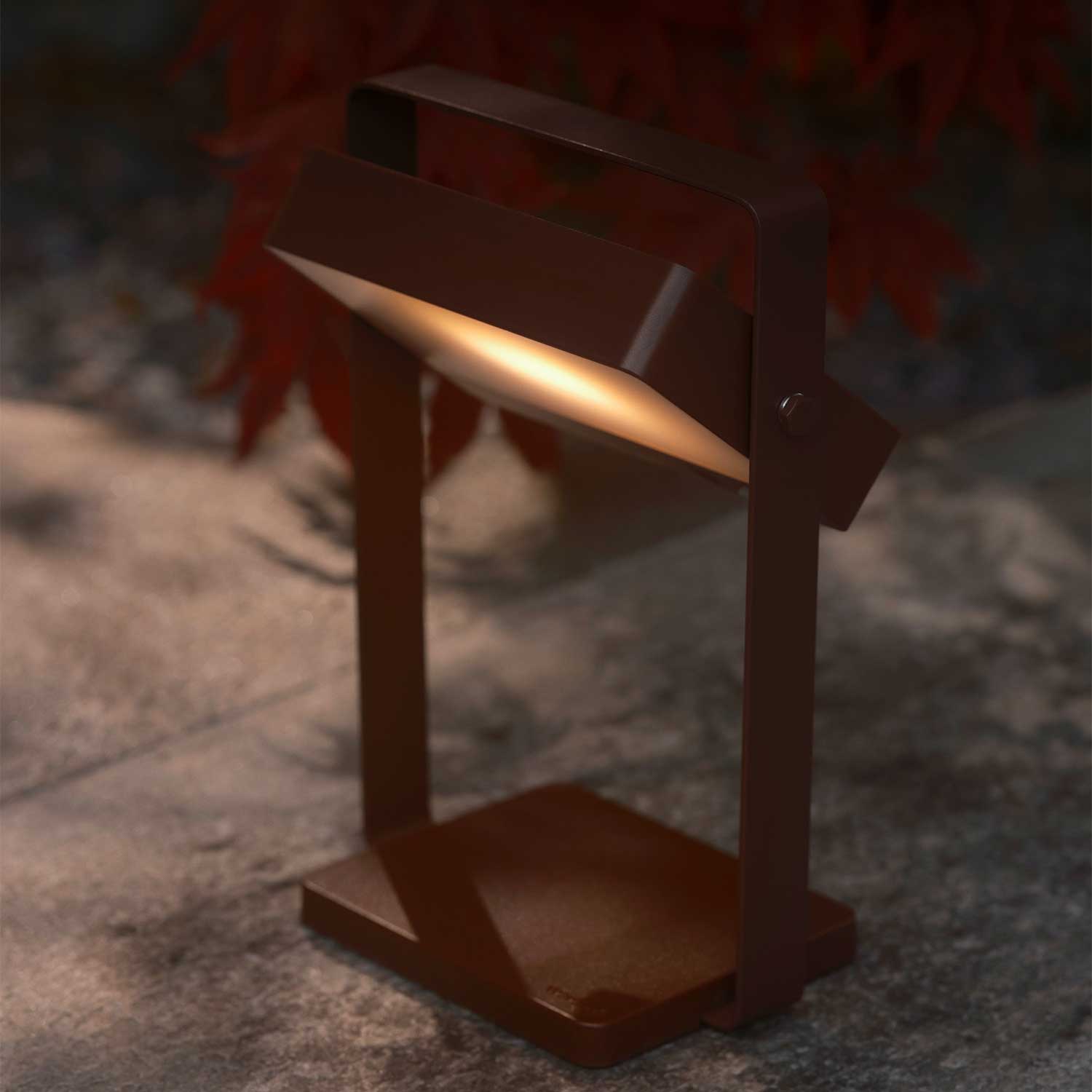 Saulio - Lampe nomade LED solaire en acier pour extérieur moderne