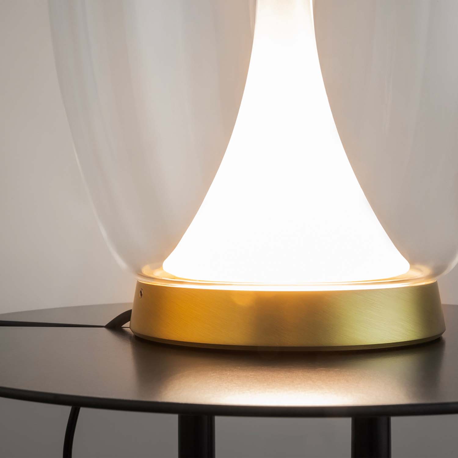 SPLASH - дизайнерская настольная лампа из стекла с встроенным светодиодом