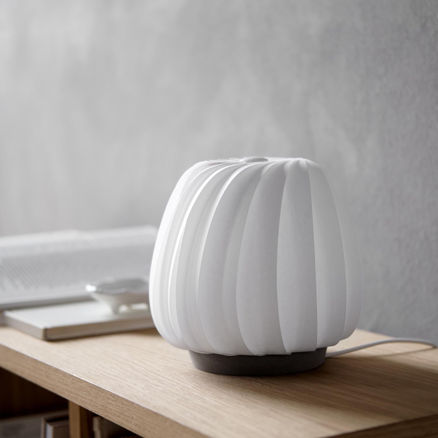 ST906 - Lampe à poser en lames de bois ou papier