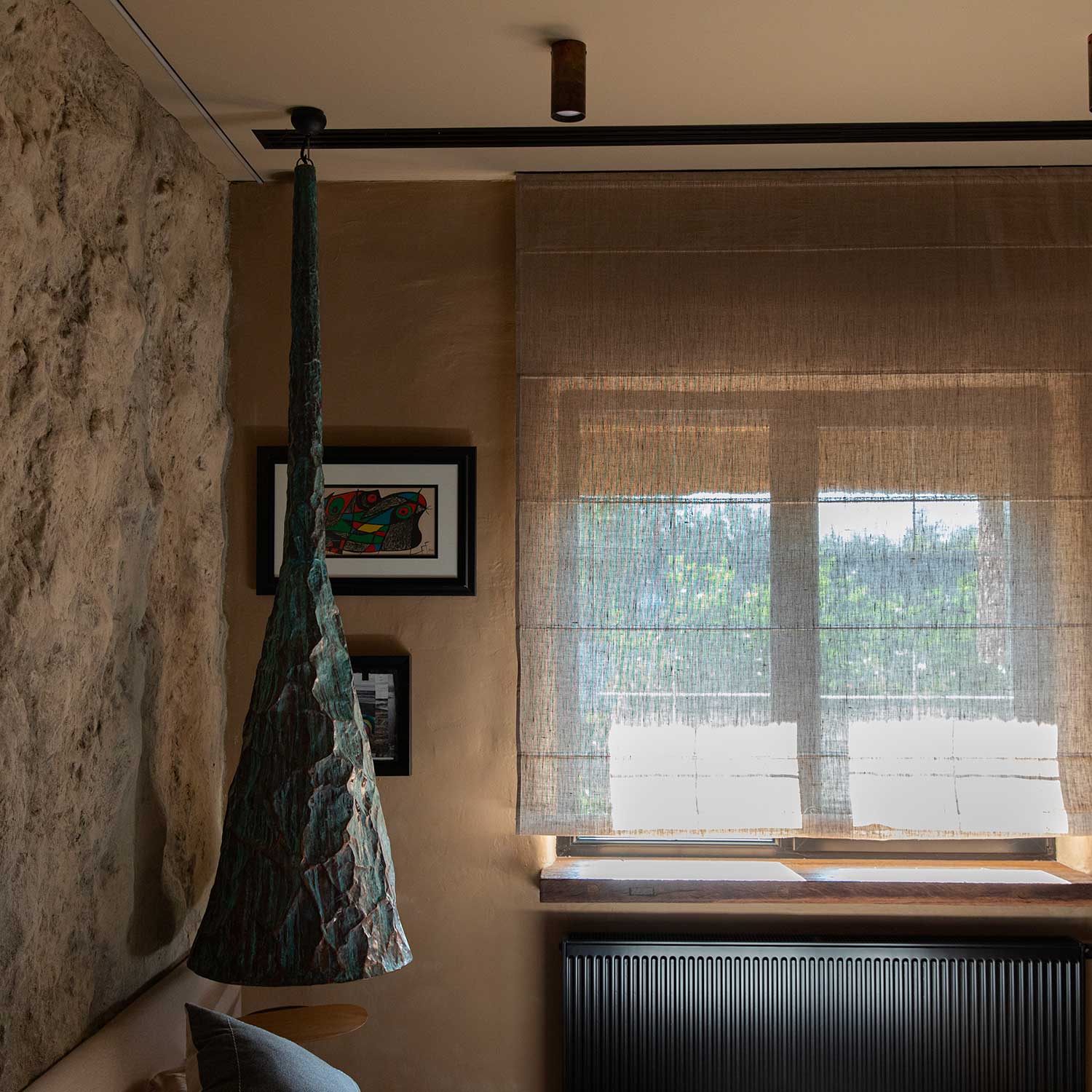 STRUMOK - Grand lustre en bronze au design brut
