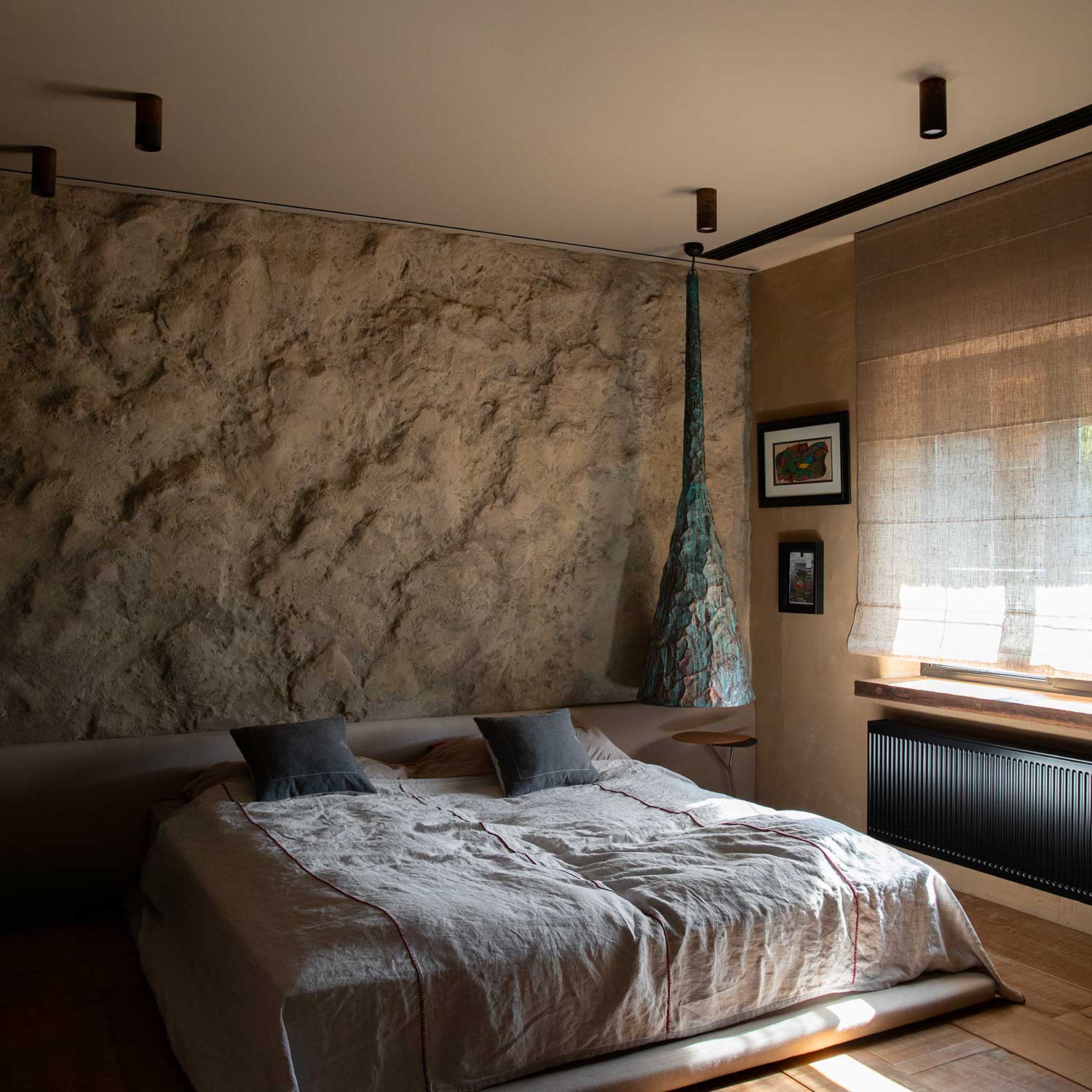 STRUMOK - Großer Kronleuchter aus Bronze im rohen Design