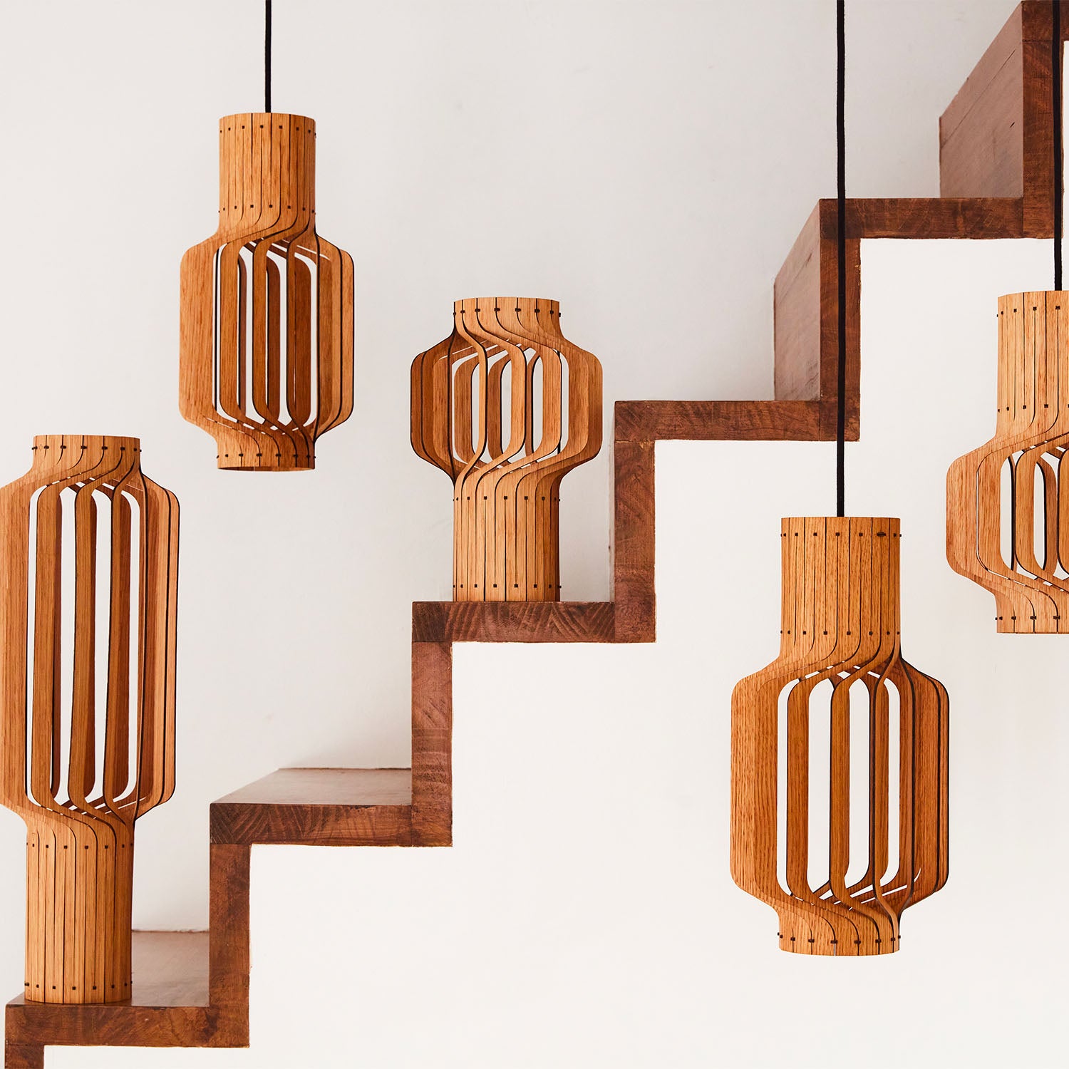 Tjinkwe Small - Lampe de chevet en lames de bois fait-main