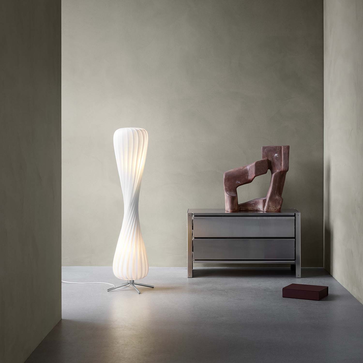TR7 - Floor lamp with twisted wooden slats design