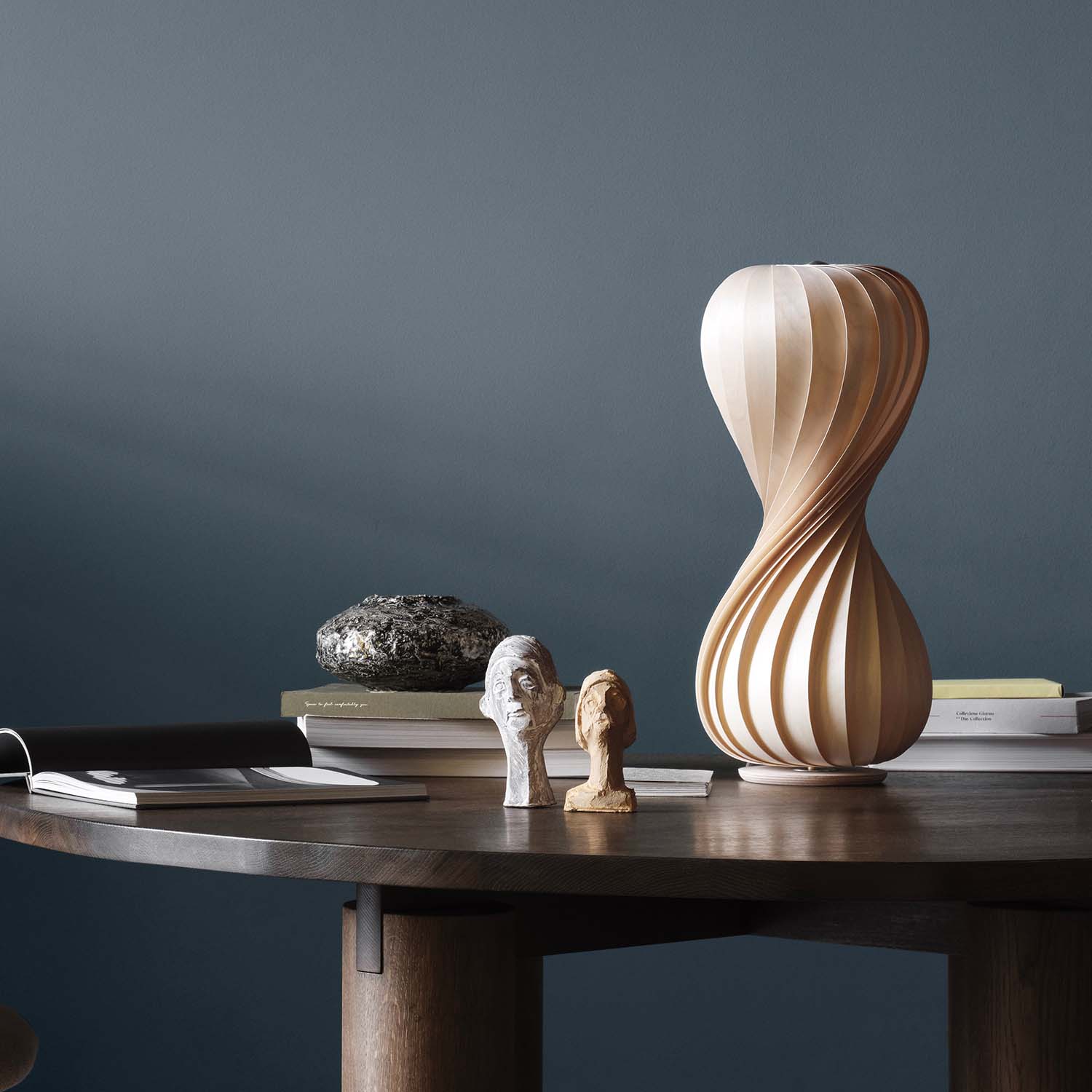 TR7 - Table lamp with twisted wooden slats design