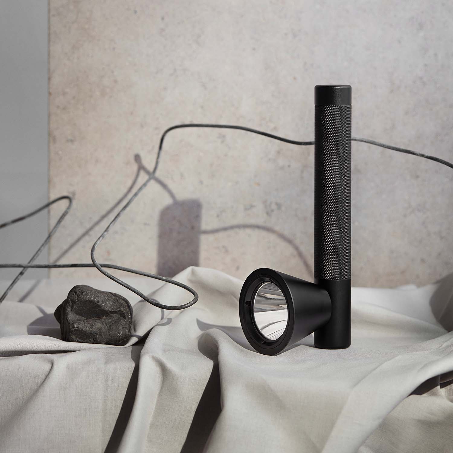 TRACE - Lampe torche design en acier noir étanche