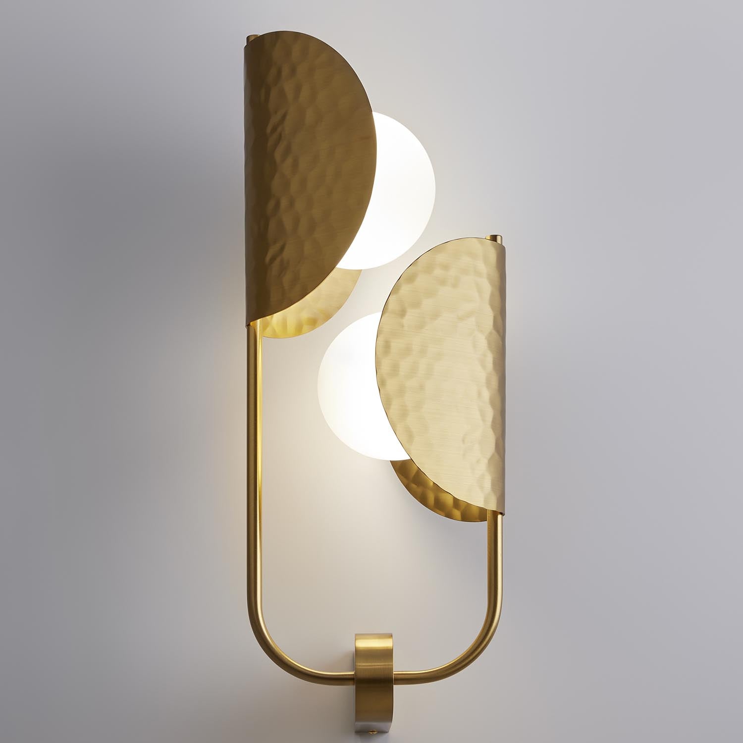 TROPIC - Art deco hammered brass wall sconce
