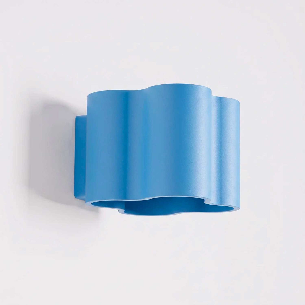 Tulipe - Applique murale en aluminium mat aux contours ondulés, style contemporain