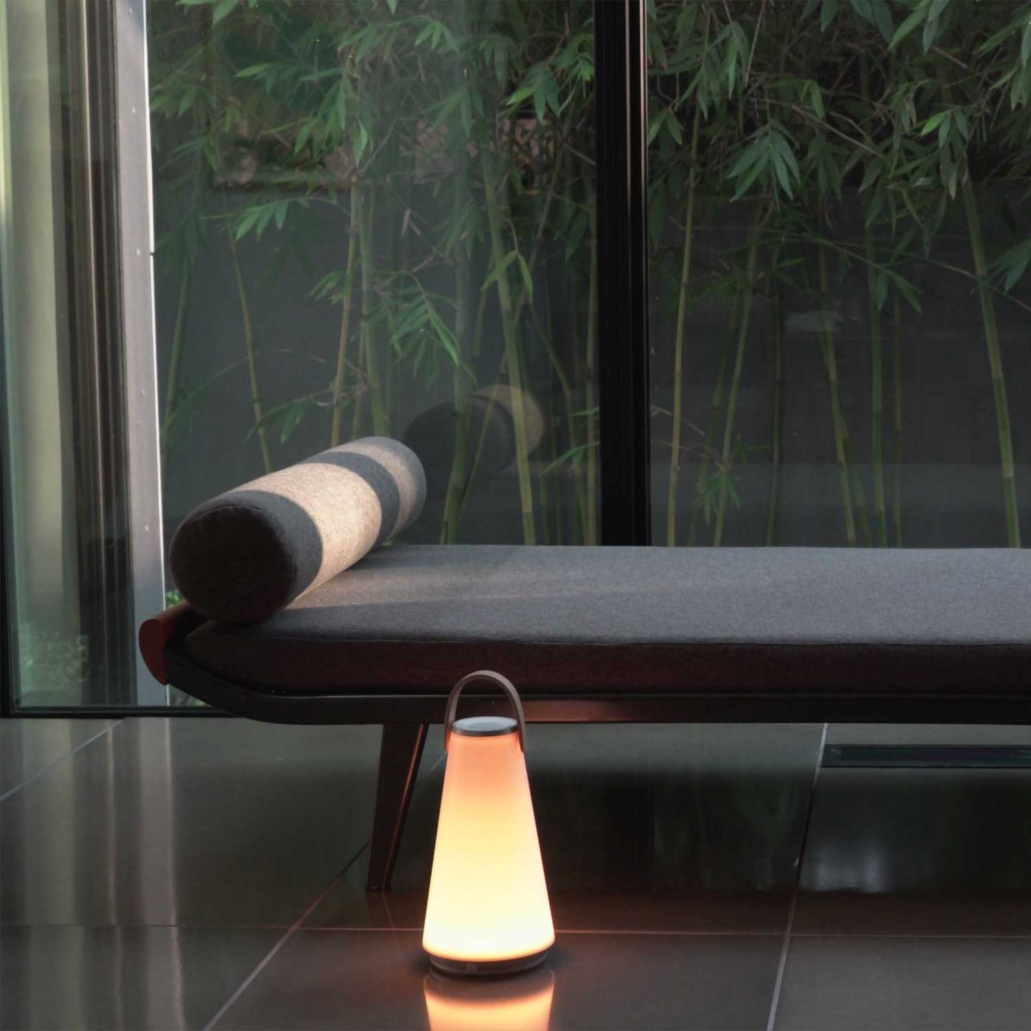 Uma - Kabellose Lampe mit wasserdichtem Bluetooth-Lautsprecher für den Außenbereich